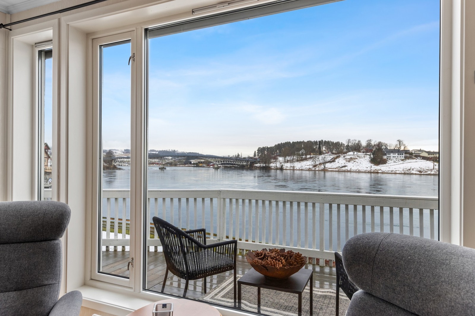 Utsikt fra stuen - rett mot Straumbrua. Galleribilde