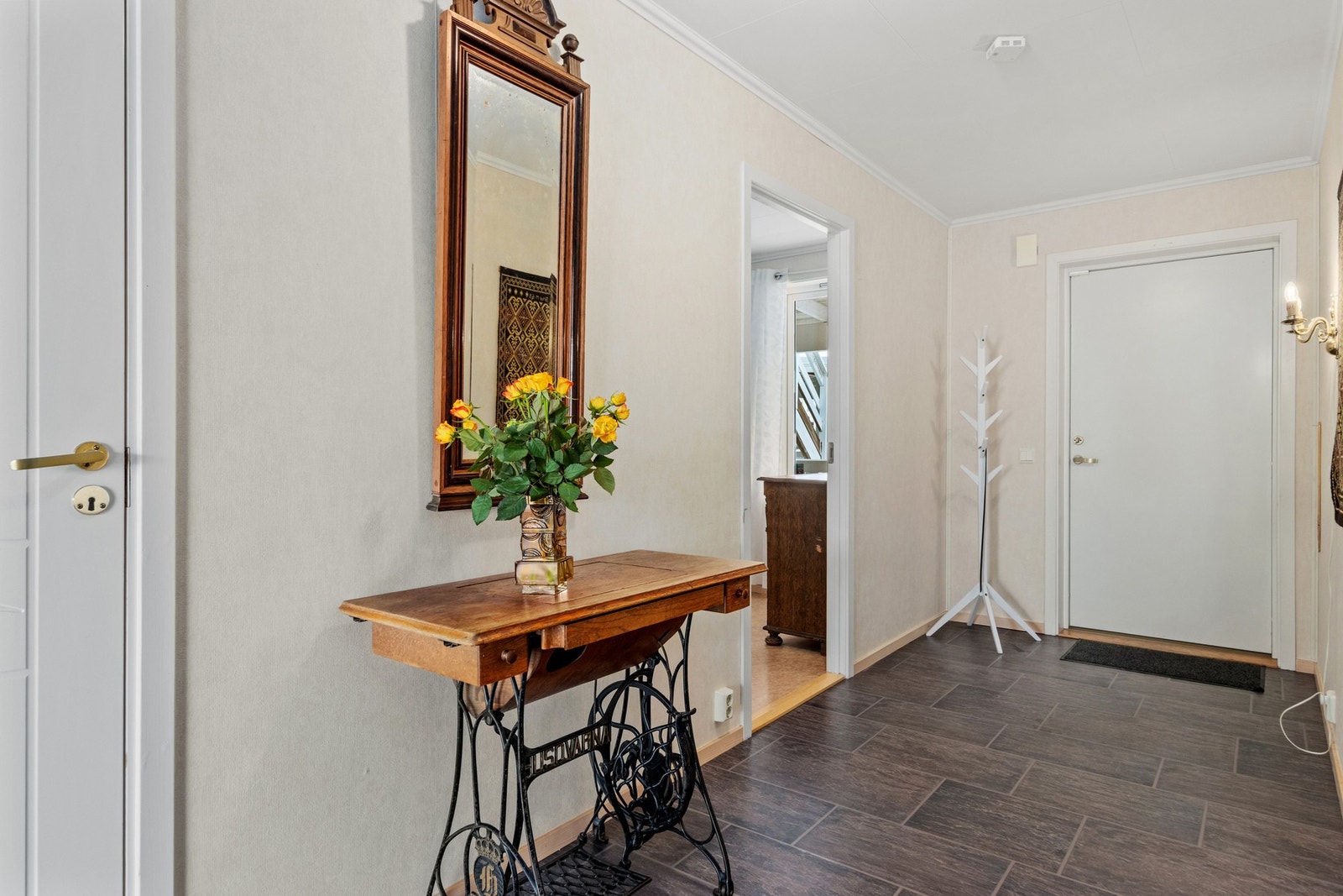 Romslig gang. Galleribilde