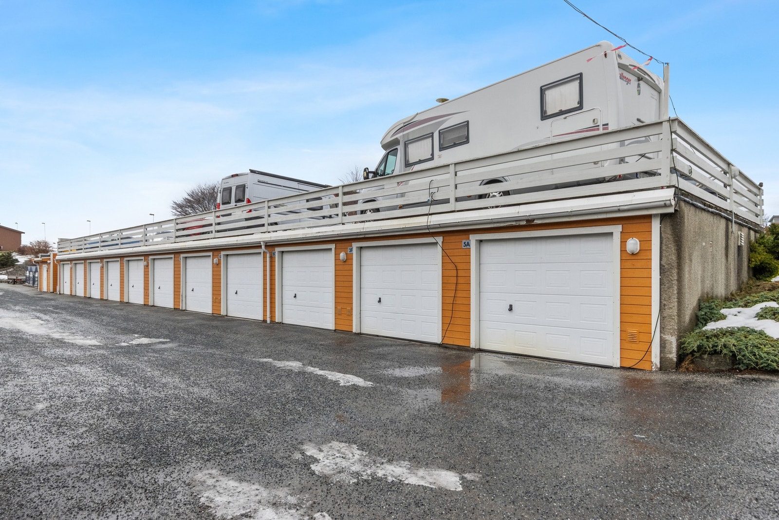 Følger med egen garasjeplass. Godt med gjeste parkering på tak. Galleribilde