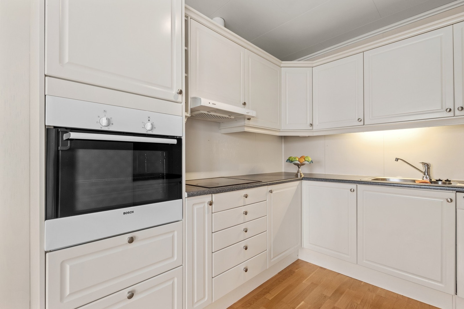 Lyst kjøkken med god oppbevaringsplass. Galleribilde