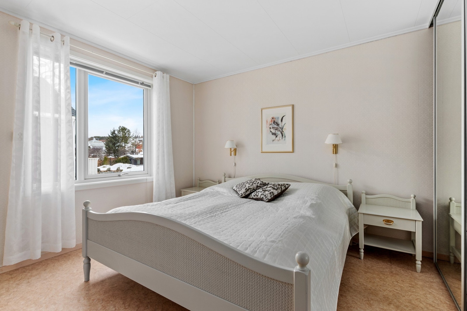 Romslig hovedsoverom med skyvedørsgarderobe. Galleribilde