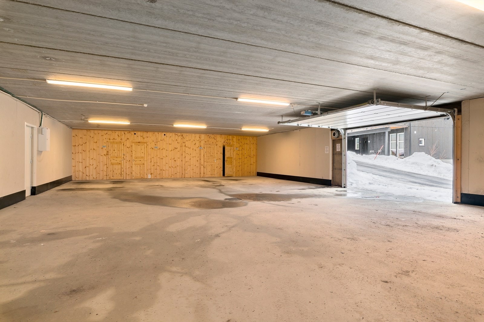 Felles garasjeanlegg med tilhørende bod. Galleribilde