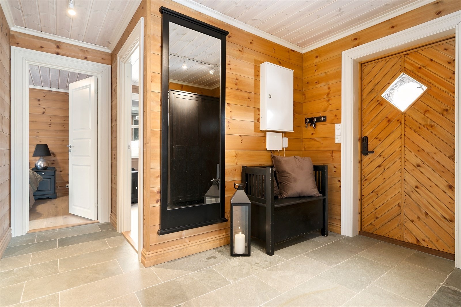 Koselig flislagt entré med varmekabler montert. Her er det innlagt fiber. Galleribilde