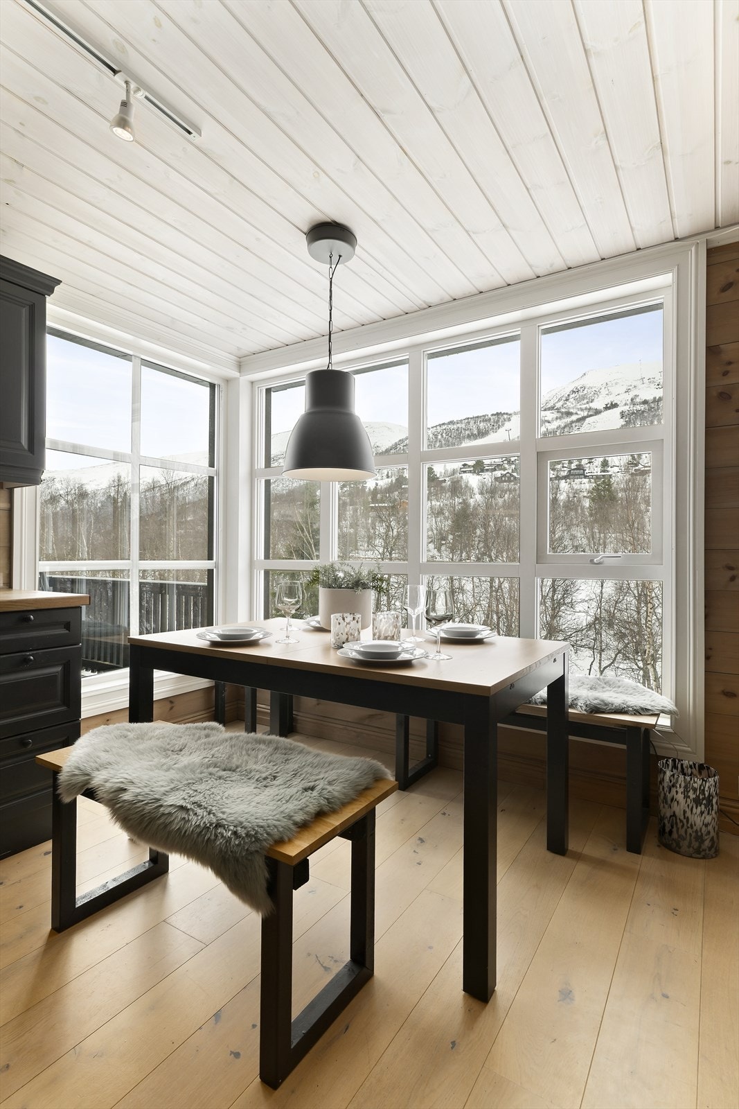 Det er fint tilrettelagt for spisebord mellom kjøkken og stuen. Galleribilde