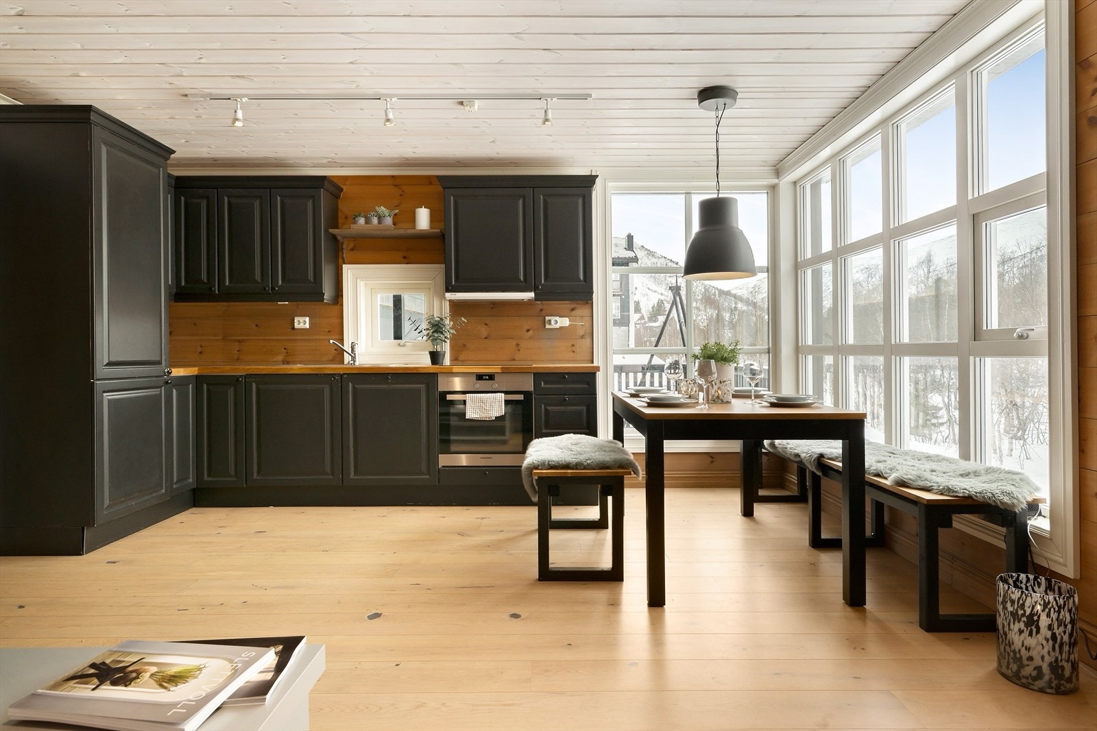 Kjøkkenet har malte profilerte fronter. Galleribilde