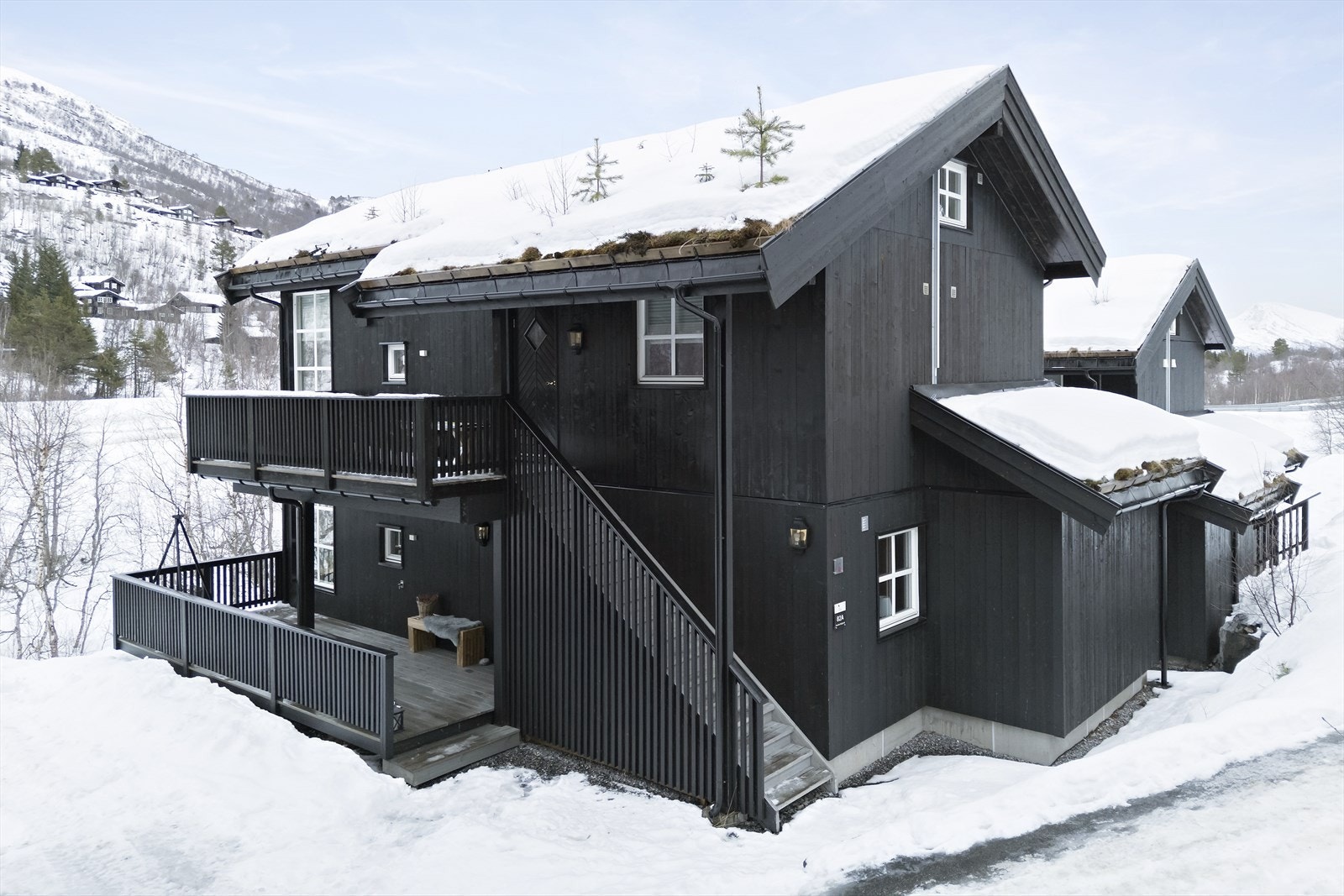 Leiligheten har overbygd inngangsparti, parkering utenfor og parkering i garasjeanlegg. Galleribilde