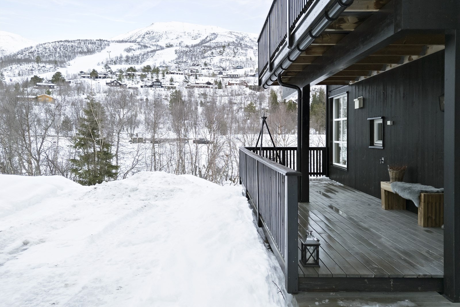 Terrasse på 13 kvm og gode parkeringsmuligheter. Umiddelbar nærhet til skitrekk og langrennsløyper. Galleribilde
