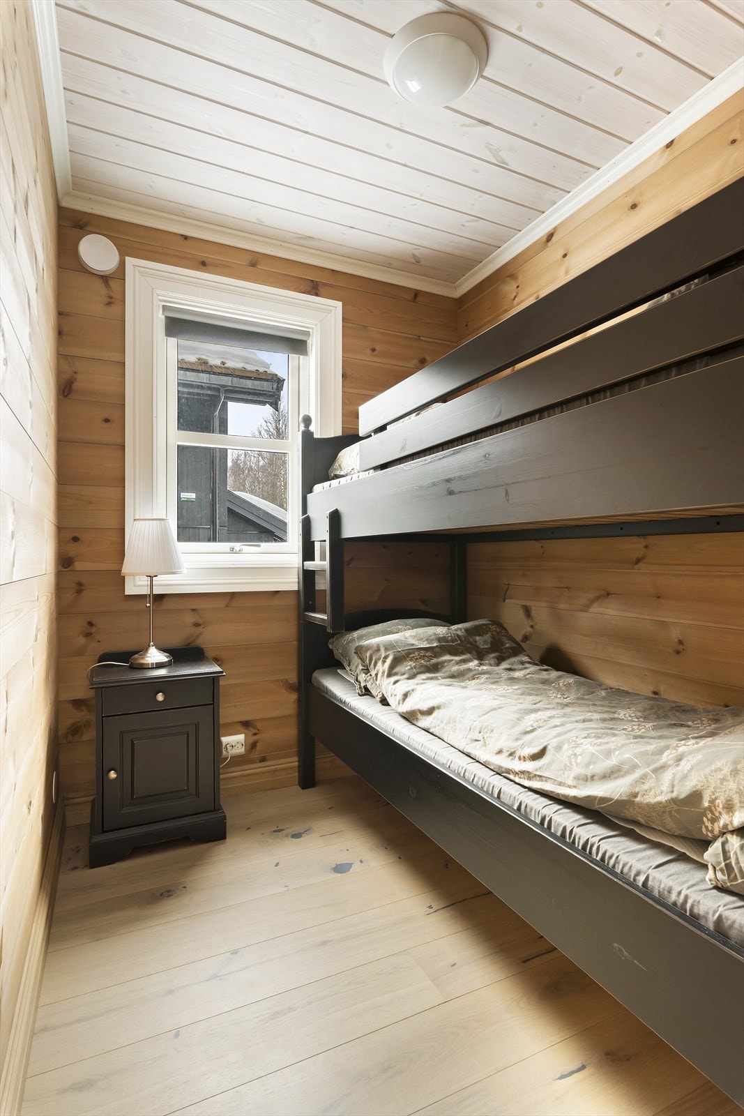 Og det som er beskrevet som bod på tegninger, men innredet som soverom. Les mer under pkt "ferdigattest" i salgsoppgaven. Galleribilde