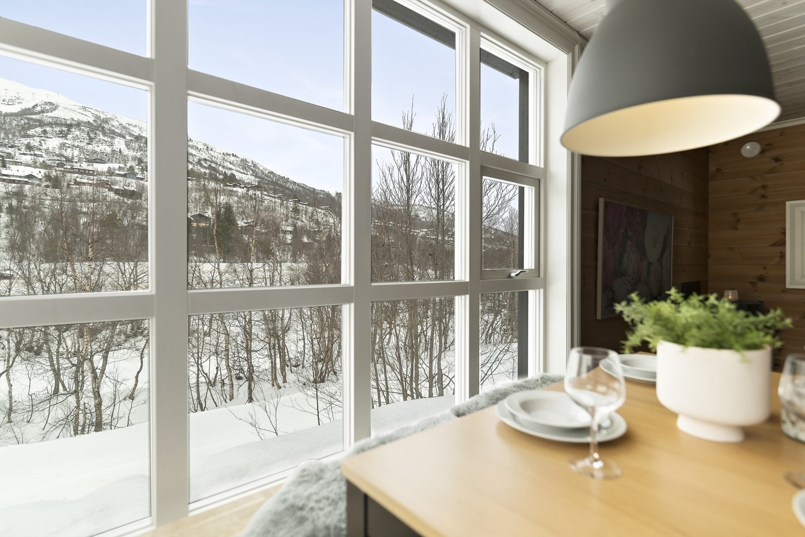 Store vindusflater, ingen innsyn og mye naturlig lys. Helmaks! Galleribilde