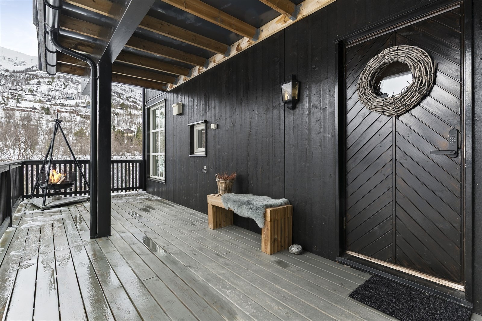 Velkommen inn! Døren har kodelås som er både lettvint og praktisk, til utleie og egen bruk. Galleribilde