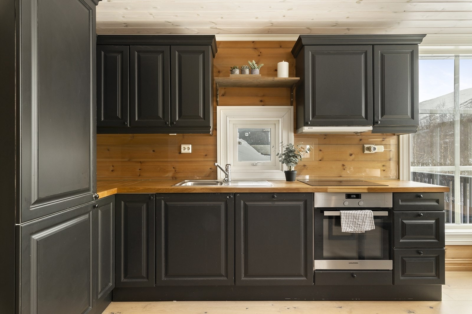 Kjøkkenet har integrerte hvitevarer og god oppbevaringsplass. Galleribilde