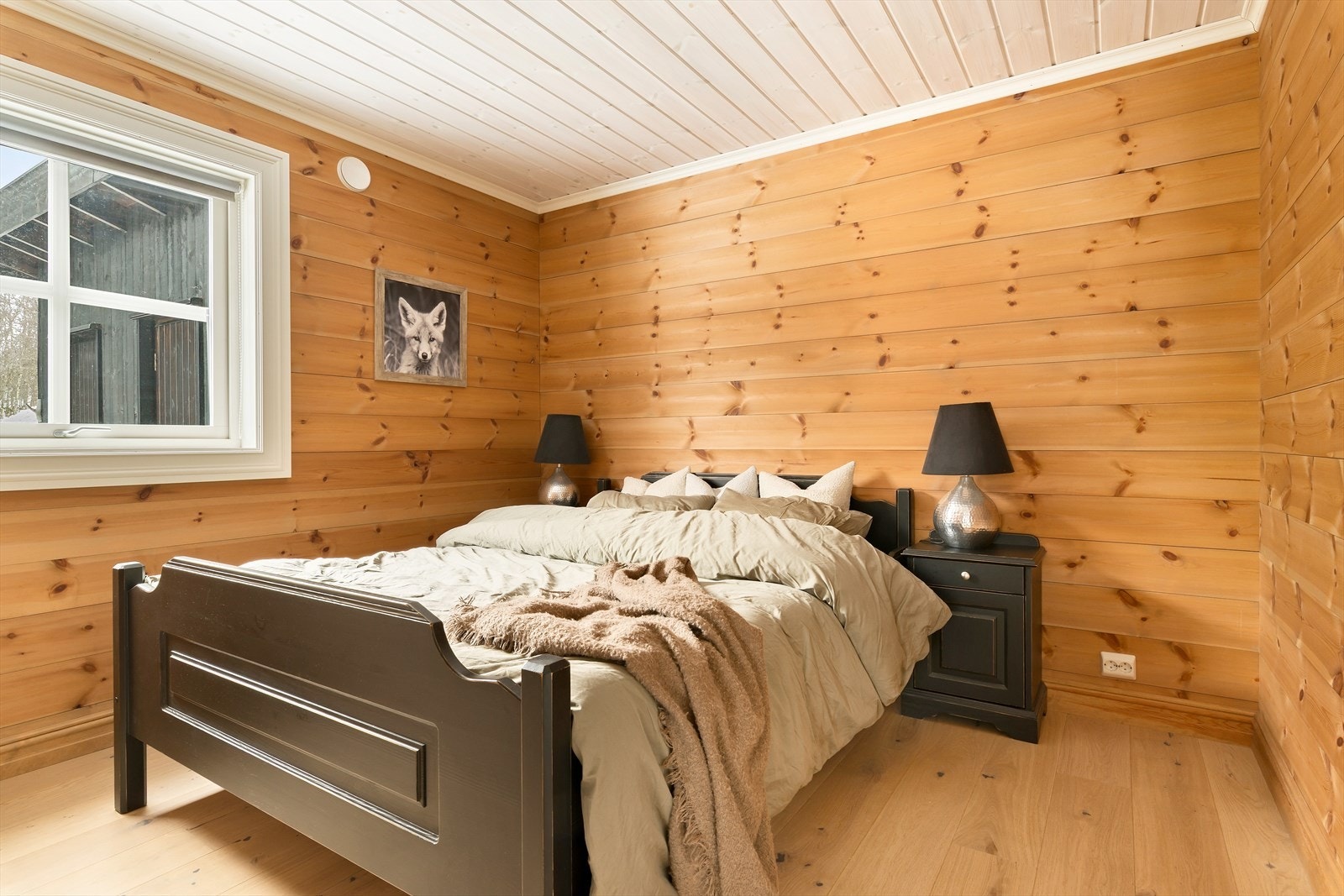 Leiligheten har to soverom - her fra hovedsoverommet. Galleribilde