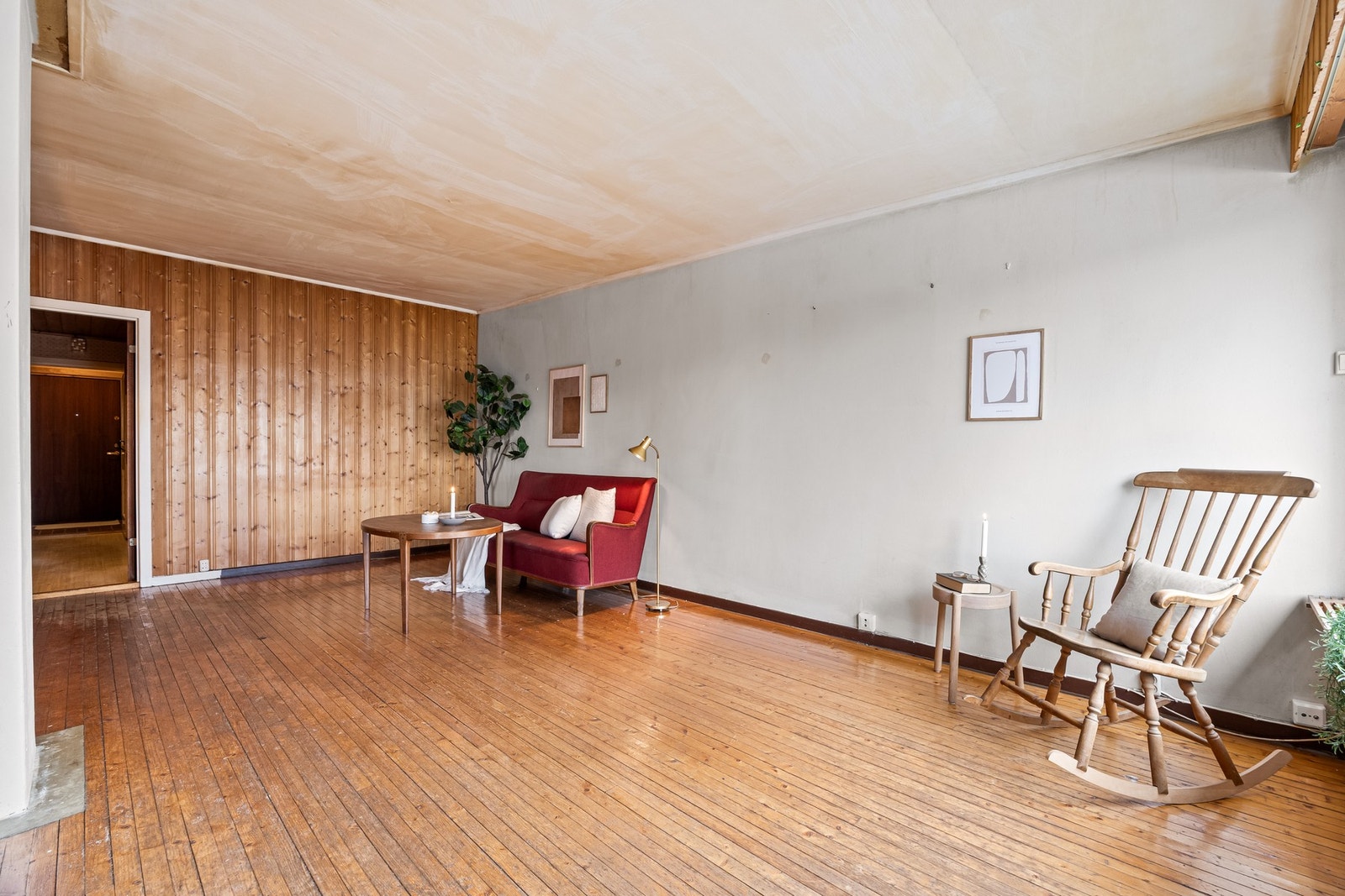 Stuen kan deles inn i flere soner, som for eksempel sofagruppe, spisegruppe, eller et hyggelig lesesone. Galleribilde