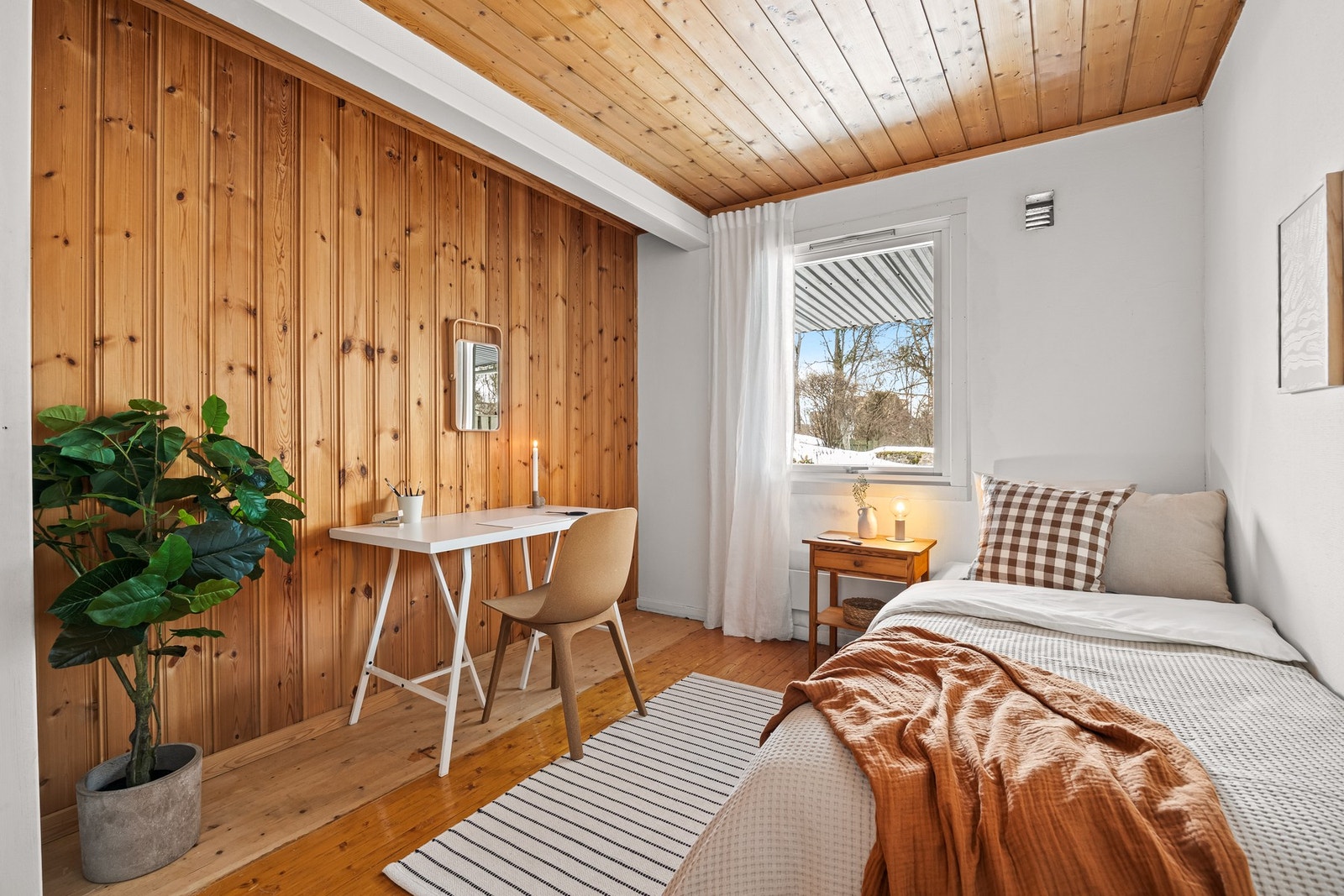 Dette rommet har en god takhøyde, og egner seg godt som barnerom, gjesterom eller kontor. Galleribilde