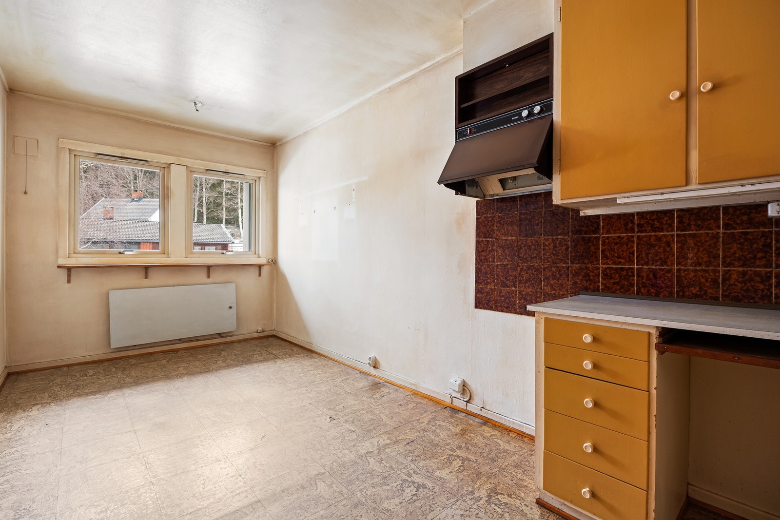 Veggen mellom kjøkken og stue er en lettvegg, noe som gir mulighet for en mer åpen løsning dersom ønskelig. Galleribilde