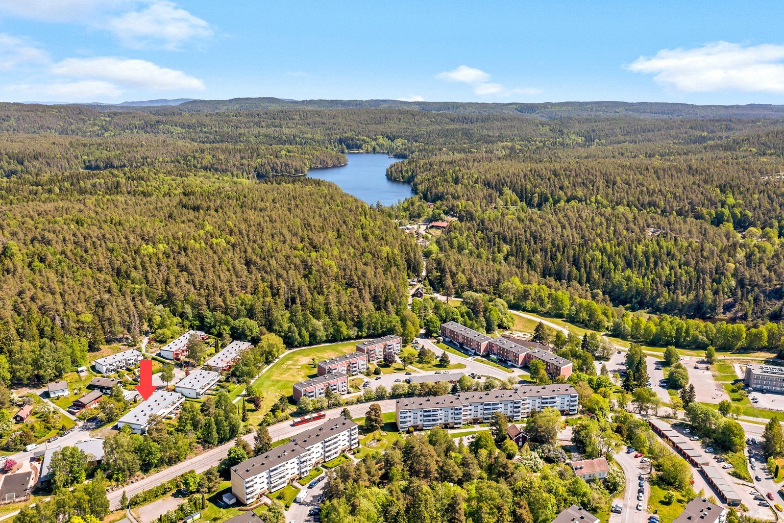 Romslig rekkehus over 2 plan, med solrik terrasse på 16 kvm og veranda på 14 kvm. Galleribilde