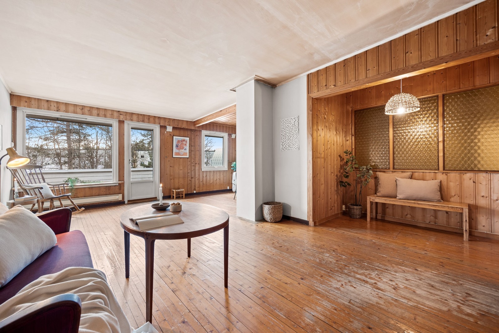 Stuen er lys og romslig med store vindusflater som slipper inn rikelig med naturlig lys. Galleribilde