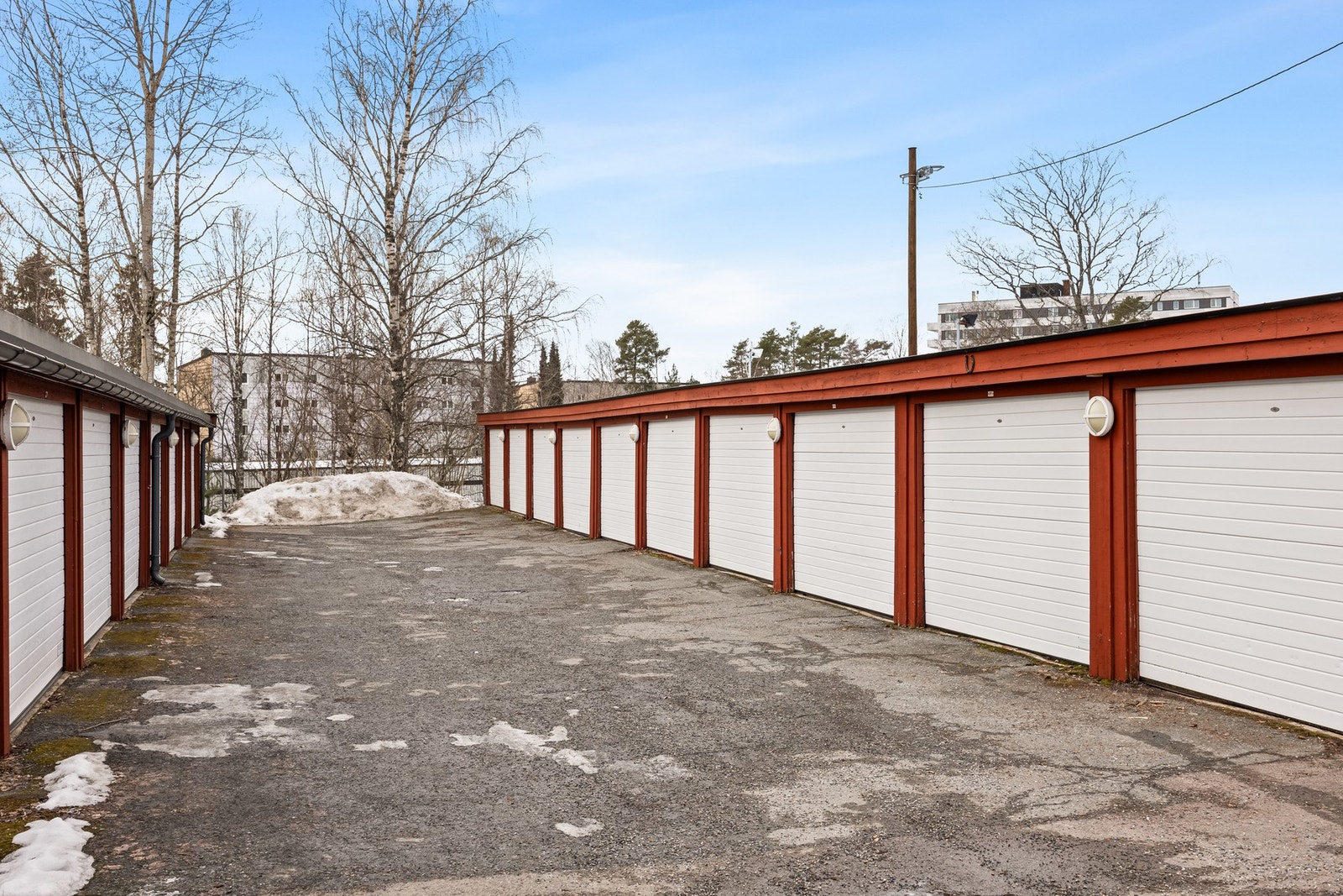 Egen garasjeplass i felles rekke, utstyrt med el-port og fjernkontroll. Det er ikke montert el-billader, men det er anledning til å montere dette. Galleribilde