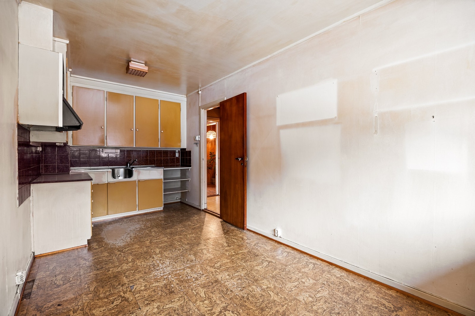 Kjøkkenet har behov for oppussing, men gir fleksibilitet til å tilpasse romløsningen og skape ditt drømmekjøkken. Galleribilde