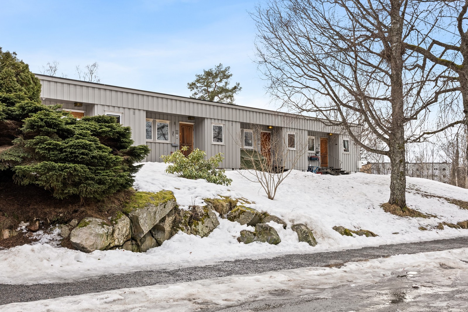 Boligen disponerer naturlig sin egen hagedel, men borettslaget eier tomten. Borettslagets fellesareal er pent opparbeidet med gressplener, variert beplantning og asfalterte internveier. Galleribilde