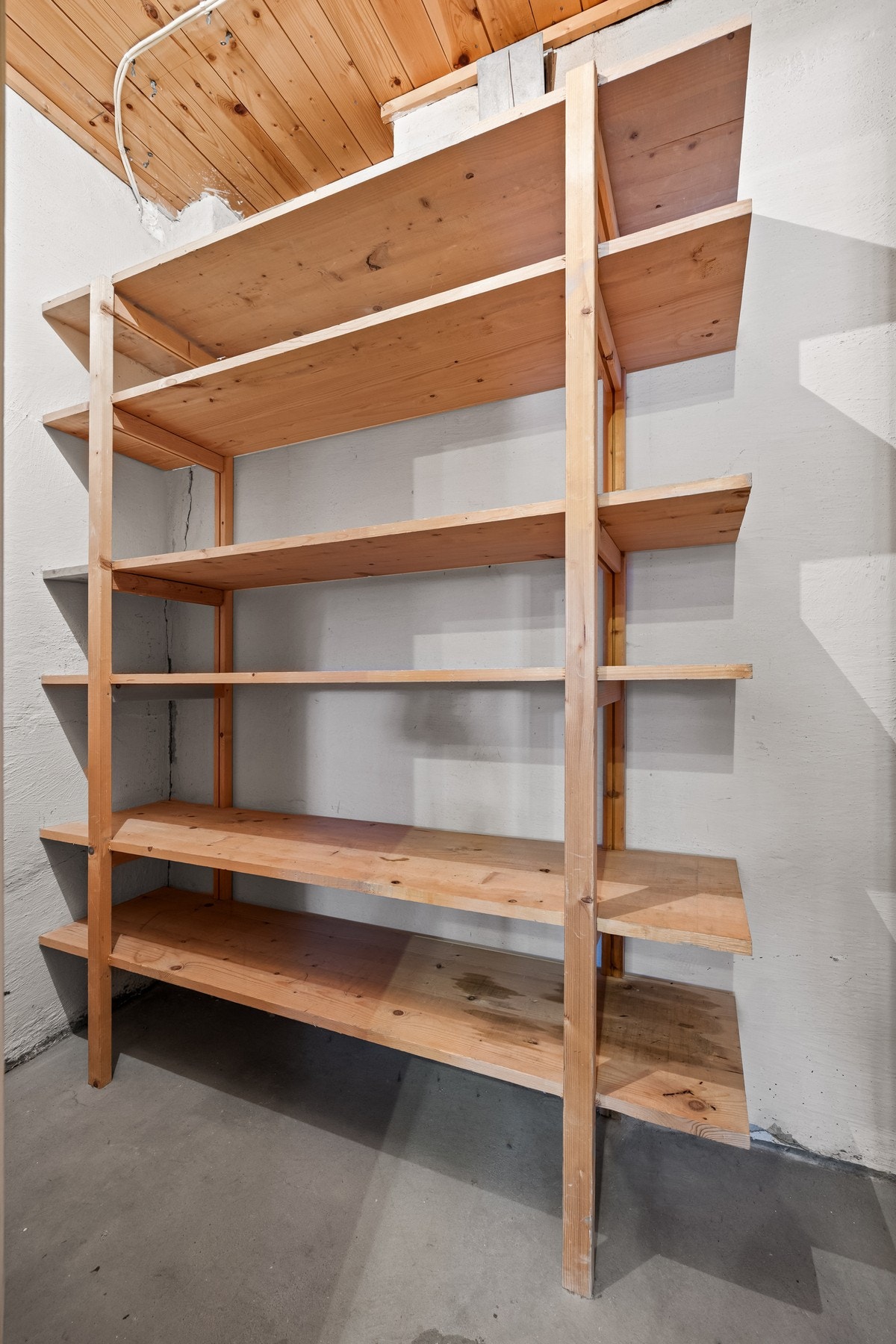 I tillegg til lagring under trappen, er det en bod i denne etasjen som kan romme alt fra sportsutstyr til sesongklær. Galleribilde