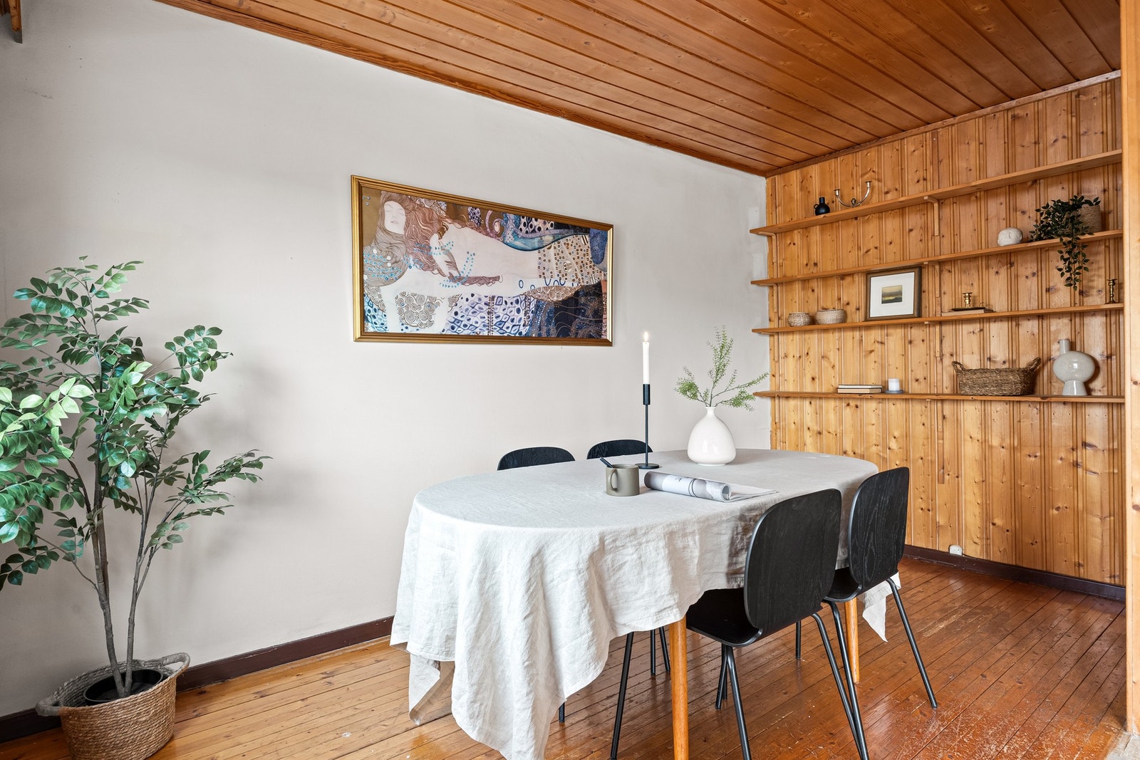 Rommet har god plass til en stor spisegruppe hvor familie og venner kan samles til hyggelige måltider. Galleribilde