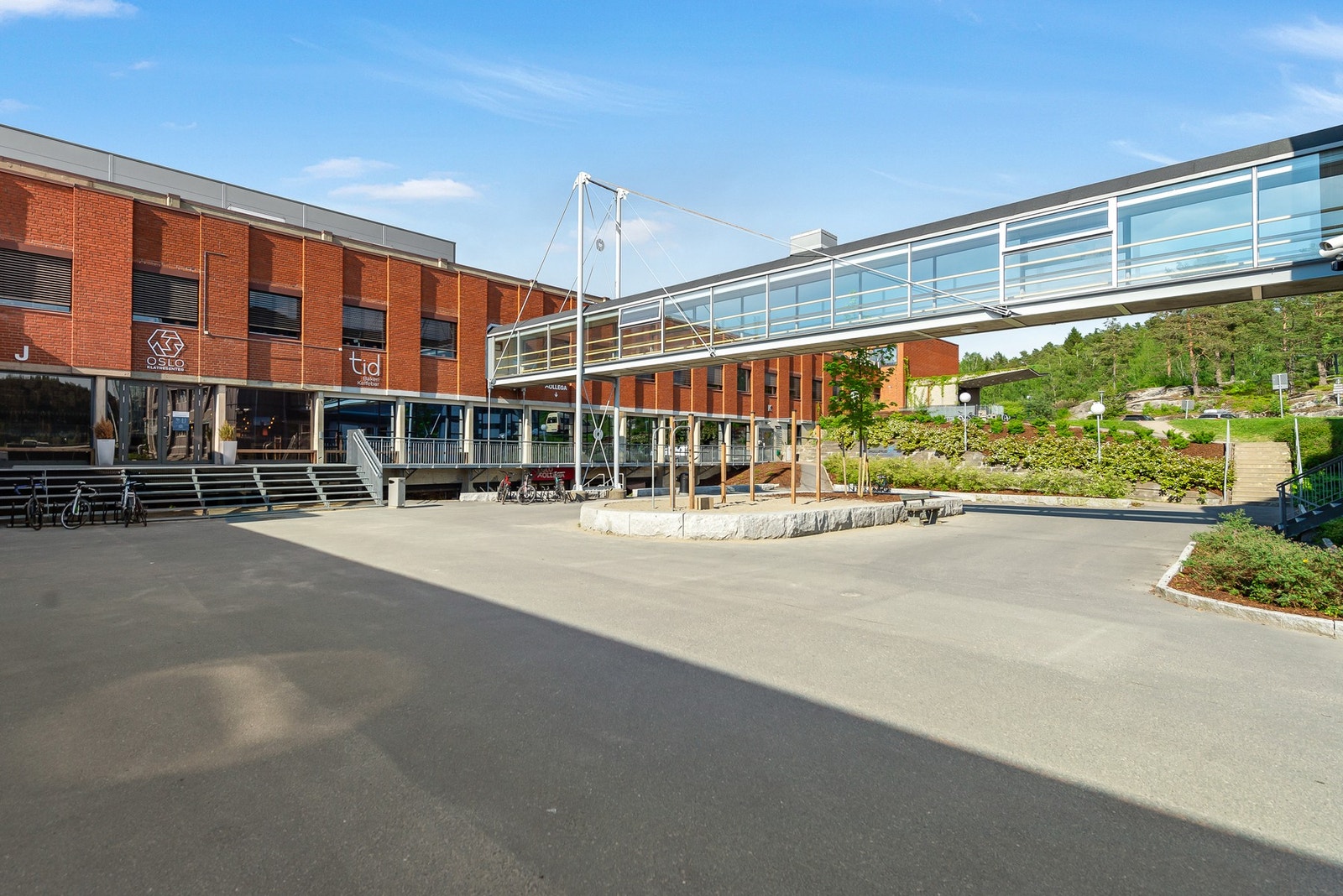 På Skullerud, ikke langt unna boligen. Er det etablert et populært klatresenter med tilhørende bakeri som serverer nydelig bakst. Galleribilde