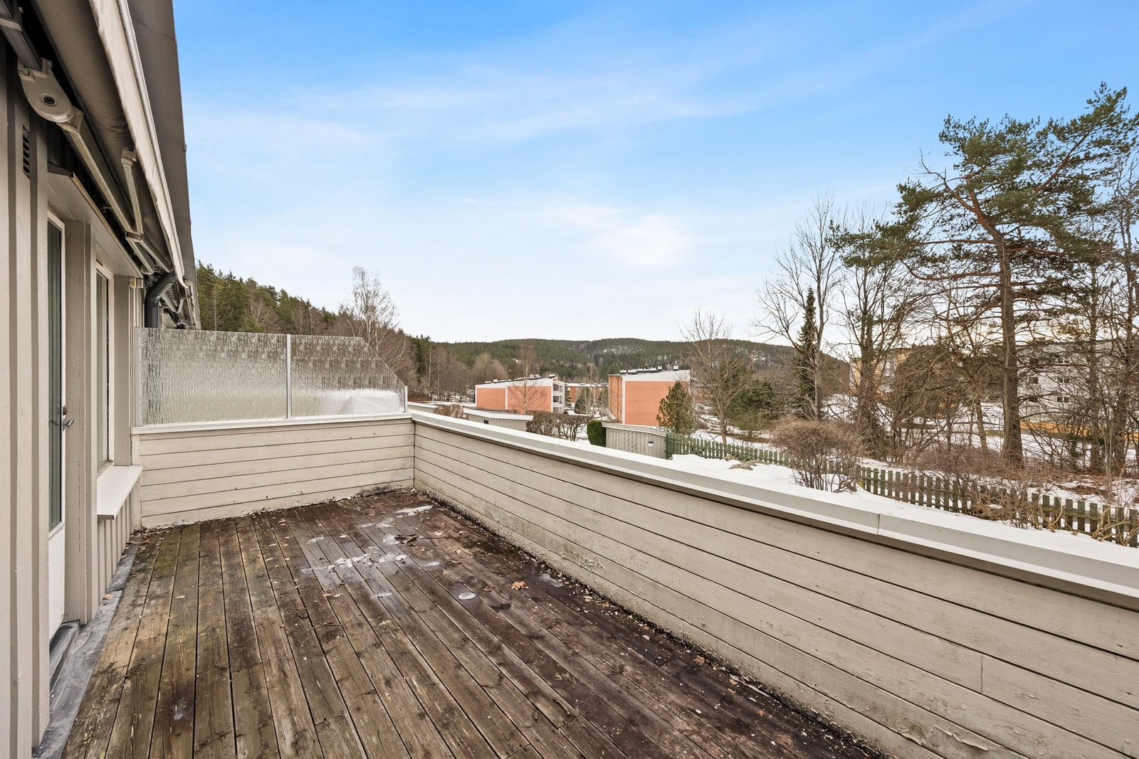 Her kan du nyte solen fra tidlig ettermiddag og utover kvelden. Terrassen gir gode møbleringsmuligheter for både avslapning og sosiale sammenkomster. Galleribilde