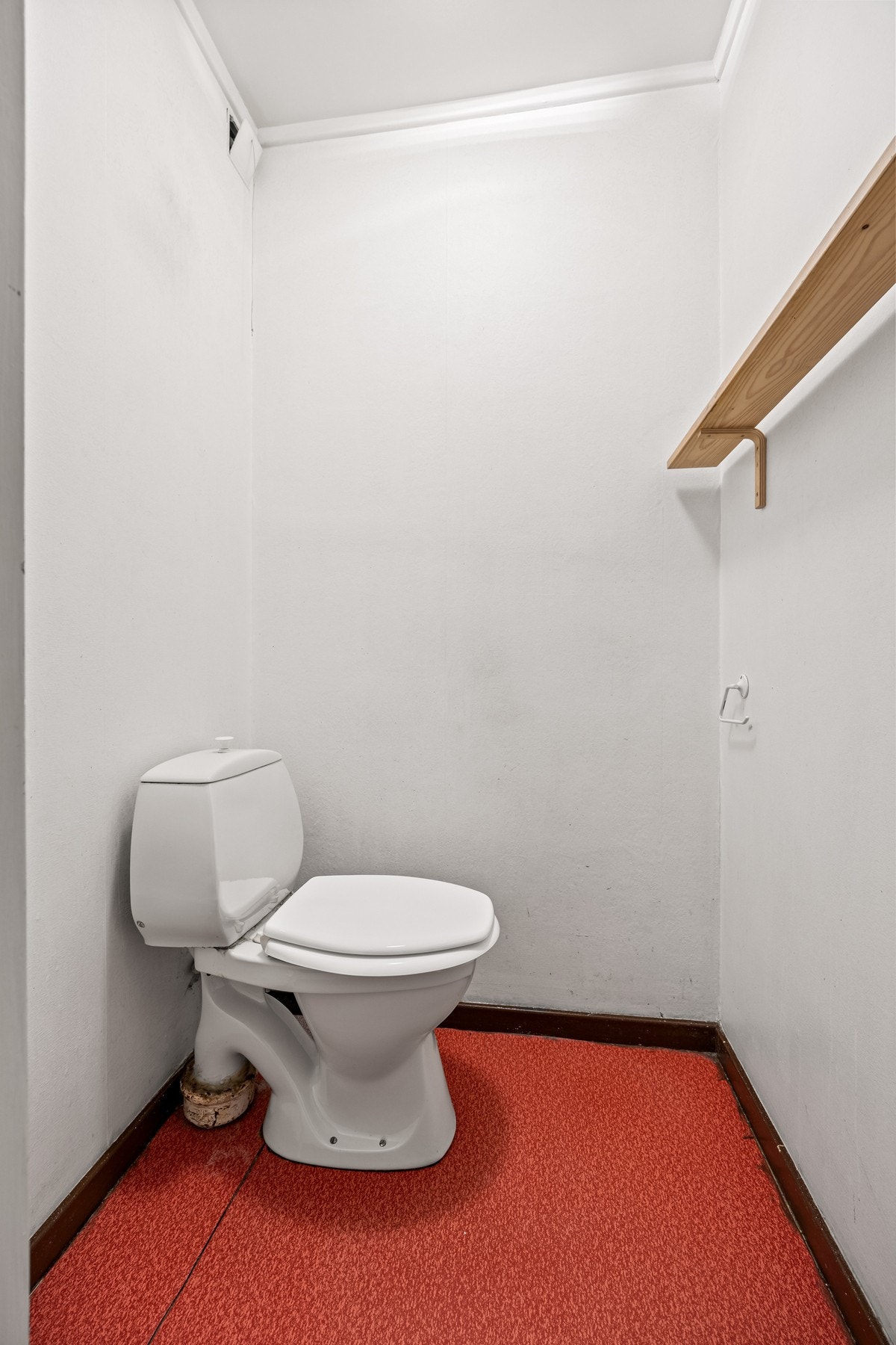 WC-rommet ligger praktisk i tilknytning til bad og vaskerom. Ved oppgradering kan dette bli et funksjonelt og moderne toalettrom som komplementerer det nye baderommet. Galleribilde