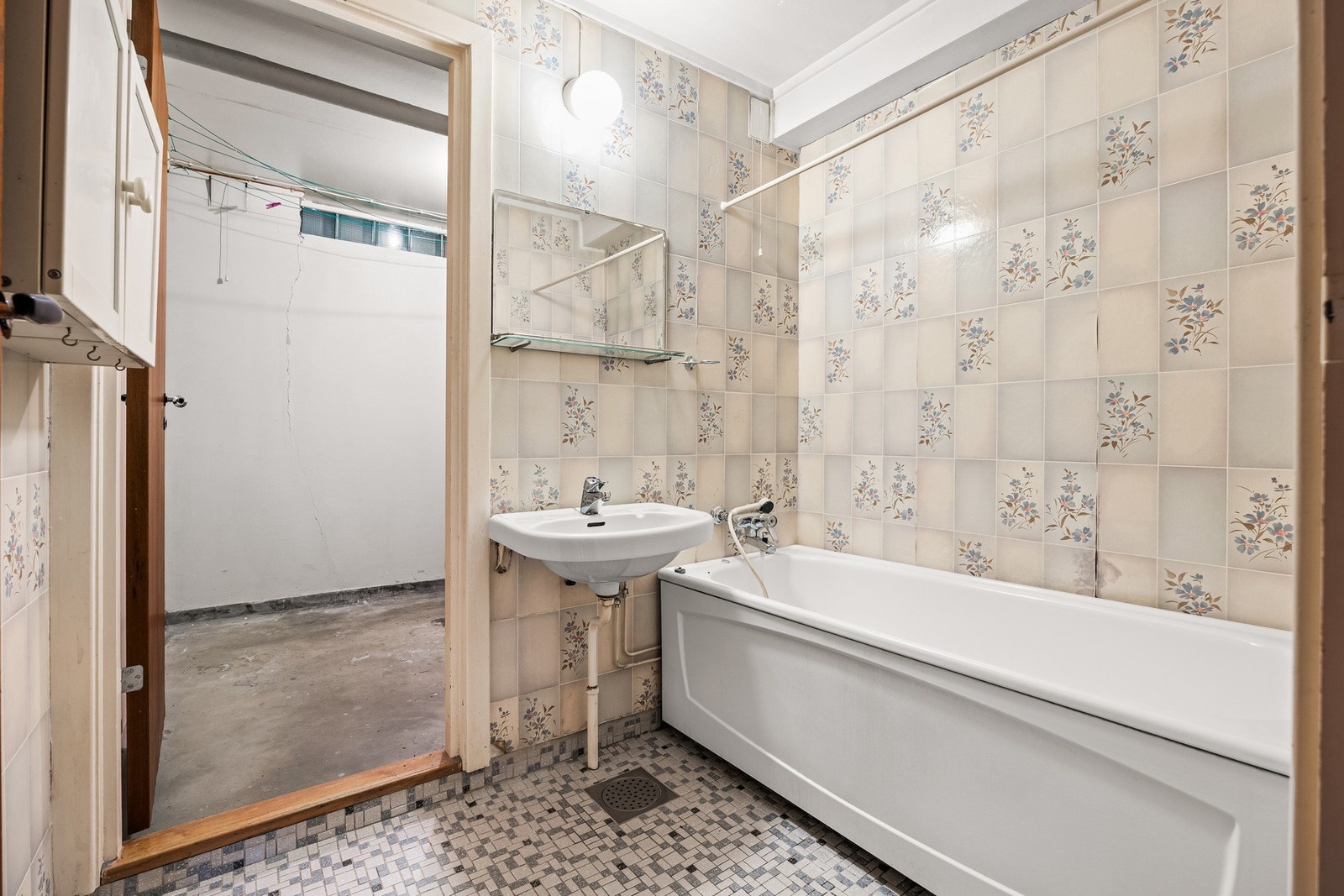 Badet holder eldre standard og har behov for renovering, men gir gode muligheter til å skape moderne løsninger etter eget ønske. Galleribilde