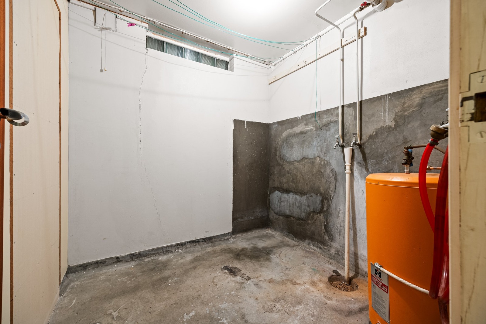 I tilsvarende boliger er det blitt åpnet opp mellom badet og vaskerommet, noe har gitt et større og mer funksjonelt baderom. Galleribilde