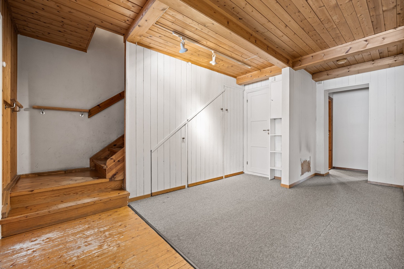 Underetasjen åpner opp til en praktisk gang med gode muligheter for oppbevaring og organisering. Galleribilde