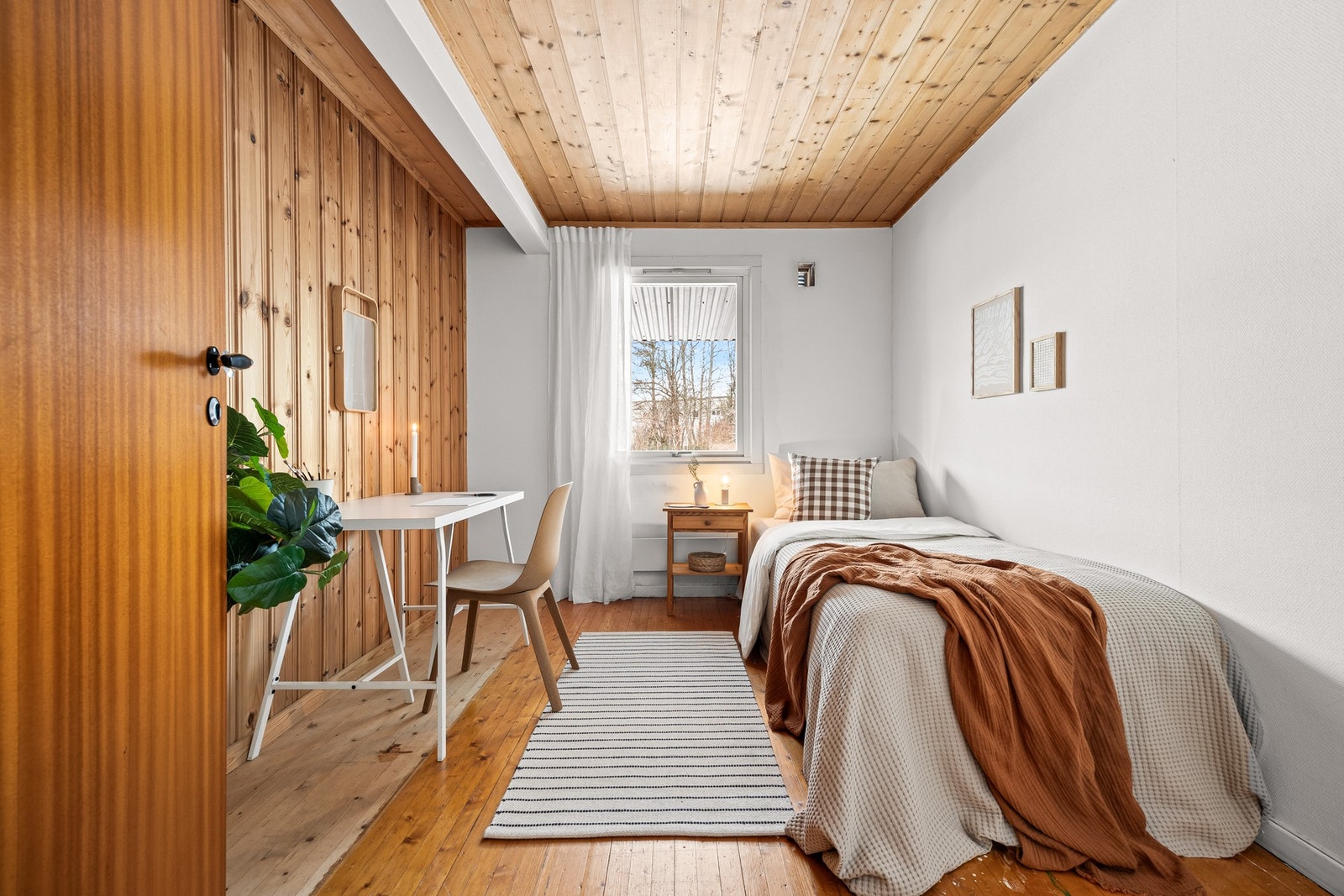 Begge soverommene i underetasjen har originale tregulv og malte vegger. Galleribilde