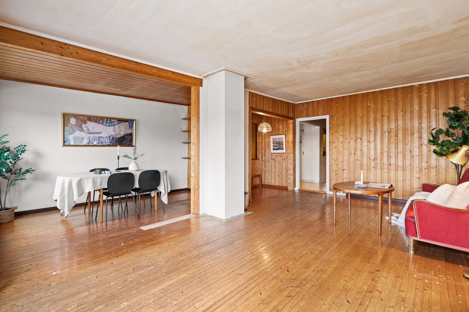 Gulvene består av originale tregulv, og himlingen har tapet som enkelt kan fjernes dersom man ønsker en annen overflate, noe som gir mulighet til å sette sitt eget preg ved oppgradering. Galleribilde