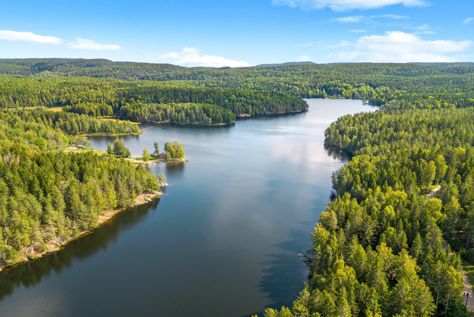 Nøklevann, i Østmarka, er like idyllisk på sommeren som vinter. Gangveien rundt vannet er på ca 8,5 km. Her finnes det flere badeplasser, som er flittig besøkt på sommerstid. Galleribilde