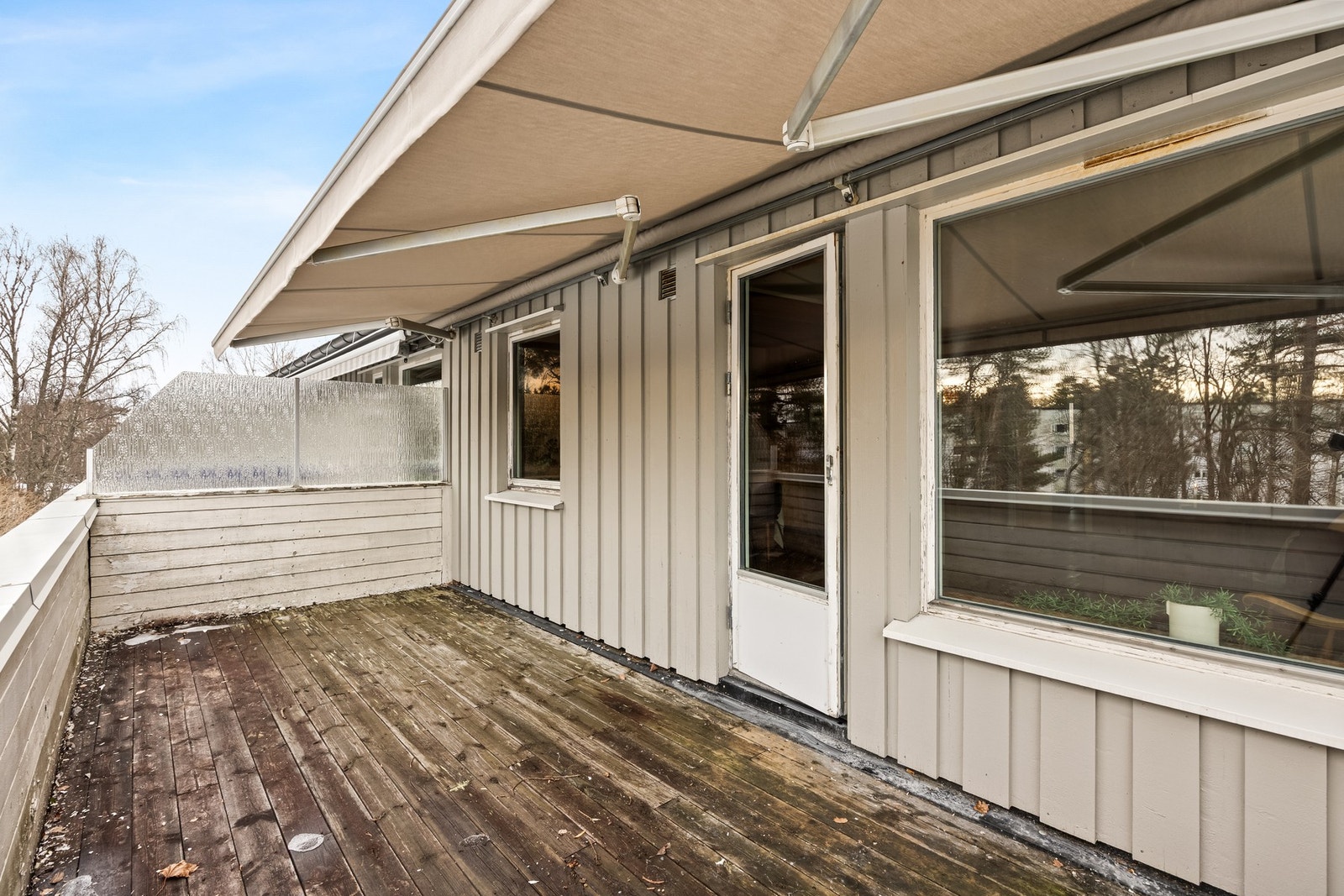 Fra stuen er det utgang til en sørvestvendt terrasse på 14 kvm med ny markise fra 2026, Galleribilde