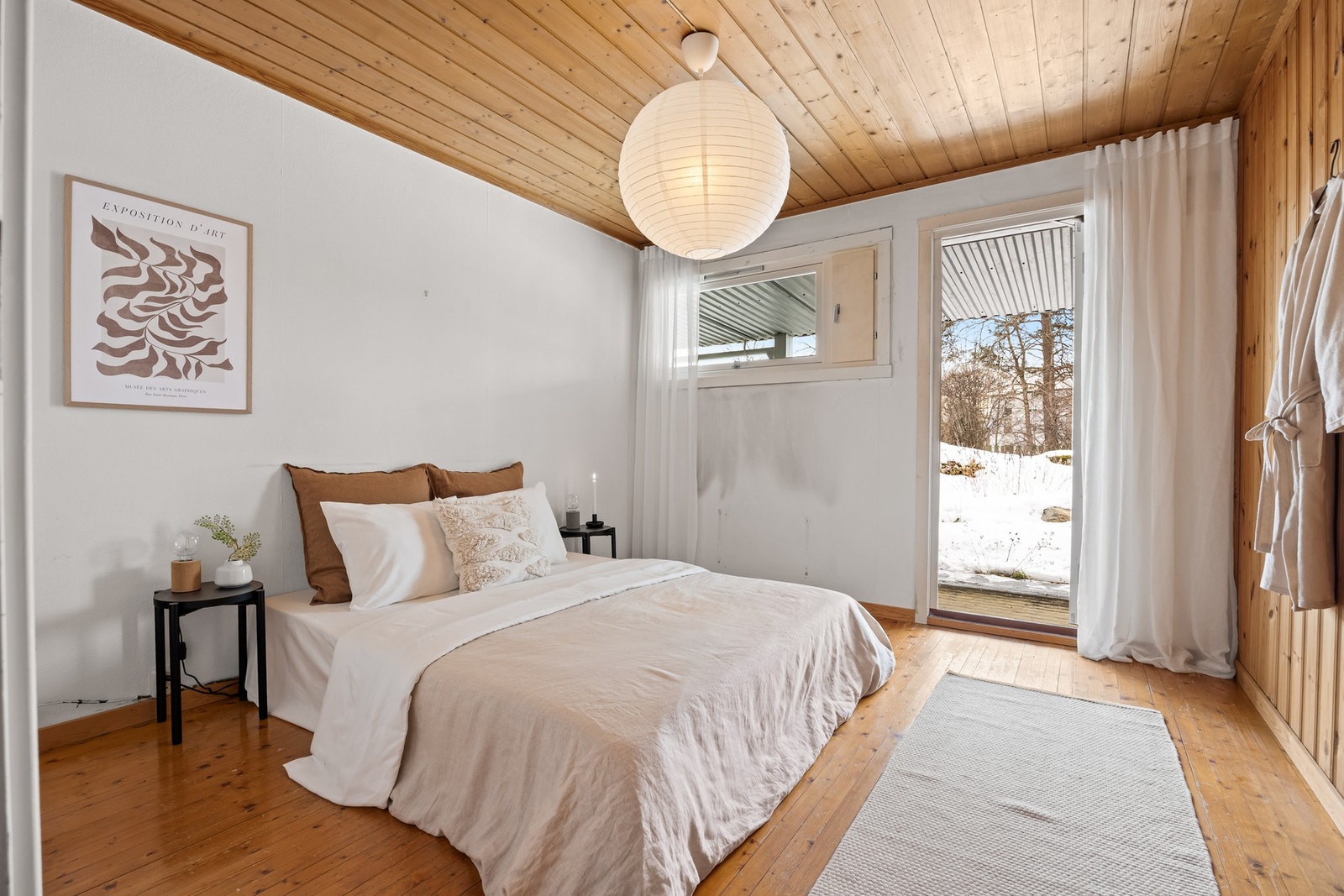 Underetasjen har i dag to romslige soverom med gode vindusflater som gir rikelig med naturlig lys. Galleribilde