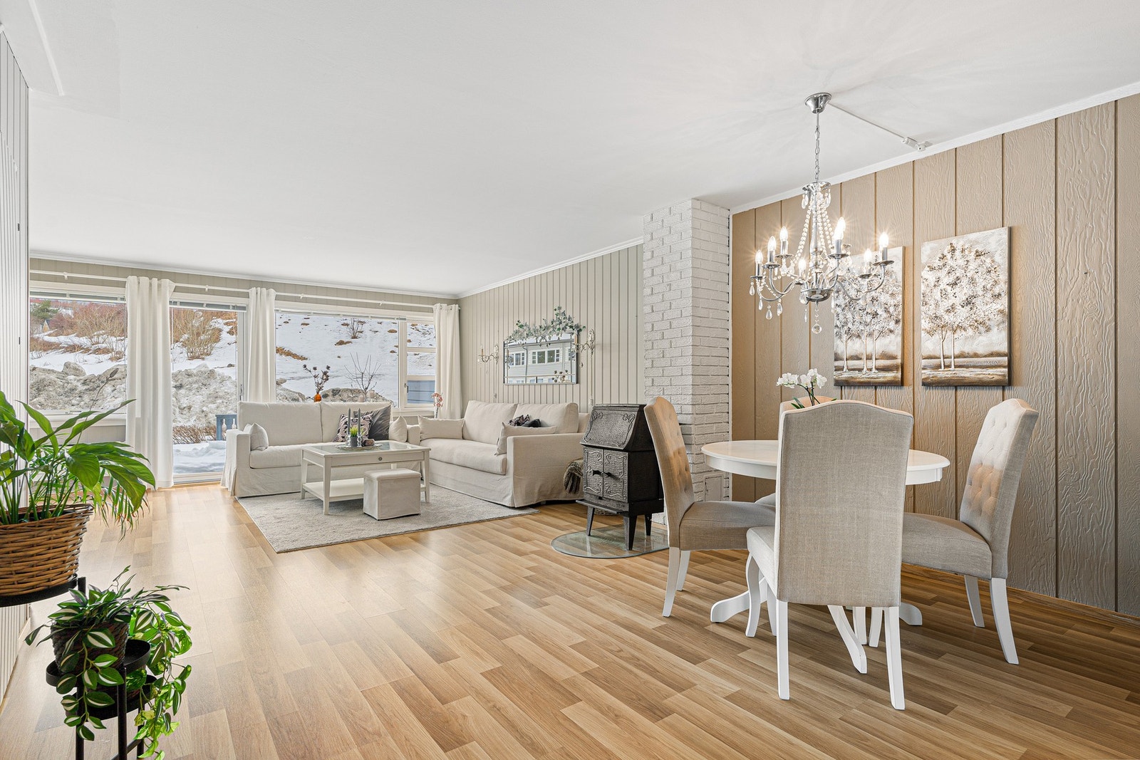 Borettslaget har kollektiv avtale med Telenor, som er inkludert i de månedlige felleskostnadene. Galleribilde