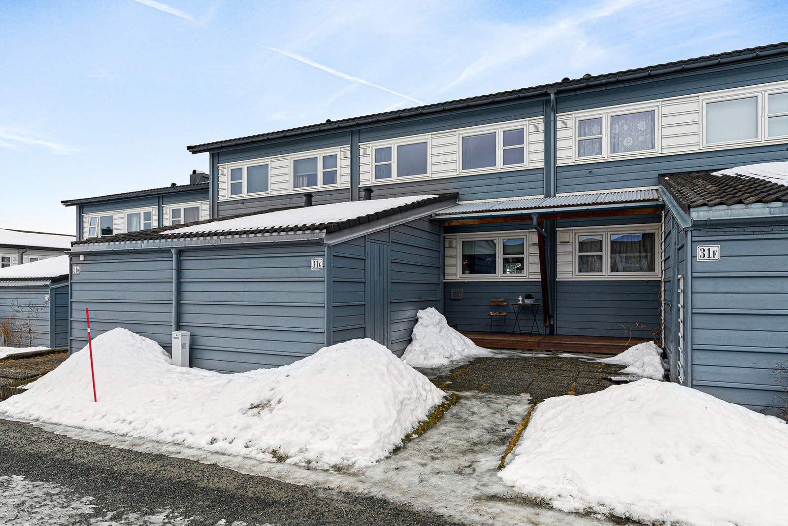 Boligen ligger i et stille og barnevennlig boligområde på Flatåsen med gangavstand til Flatåsen barne- og ungdomsskole. Galleribilde