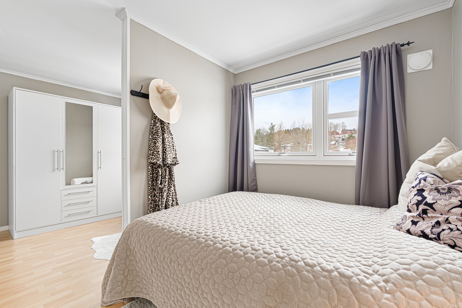 God plass til dobbeltseng, skrivebord og ulike garderobeløsninger. Galleribilde