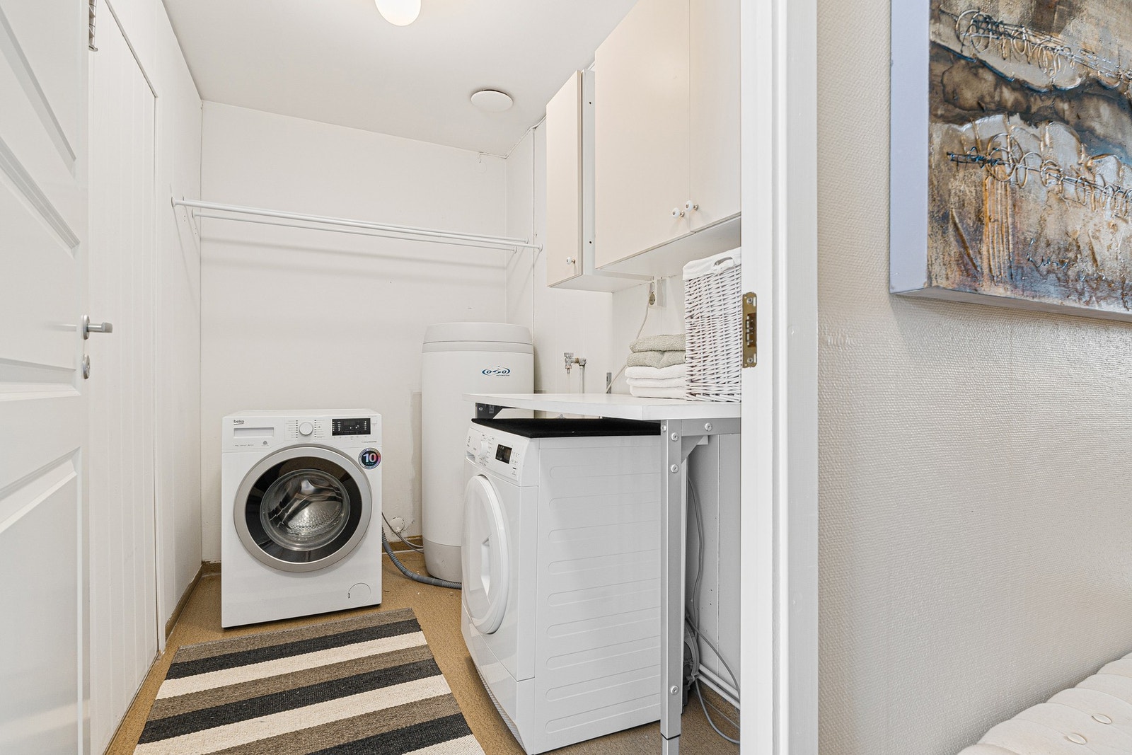 Eget vaskerom på 4,5 m². Rommet er utstyrt med varmtvannsbereder og opplegg for vaskemaskin. Galleribilde