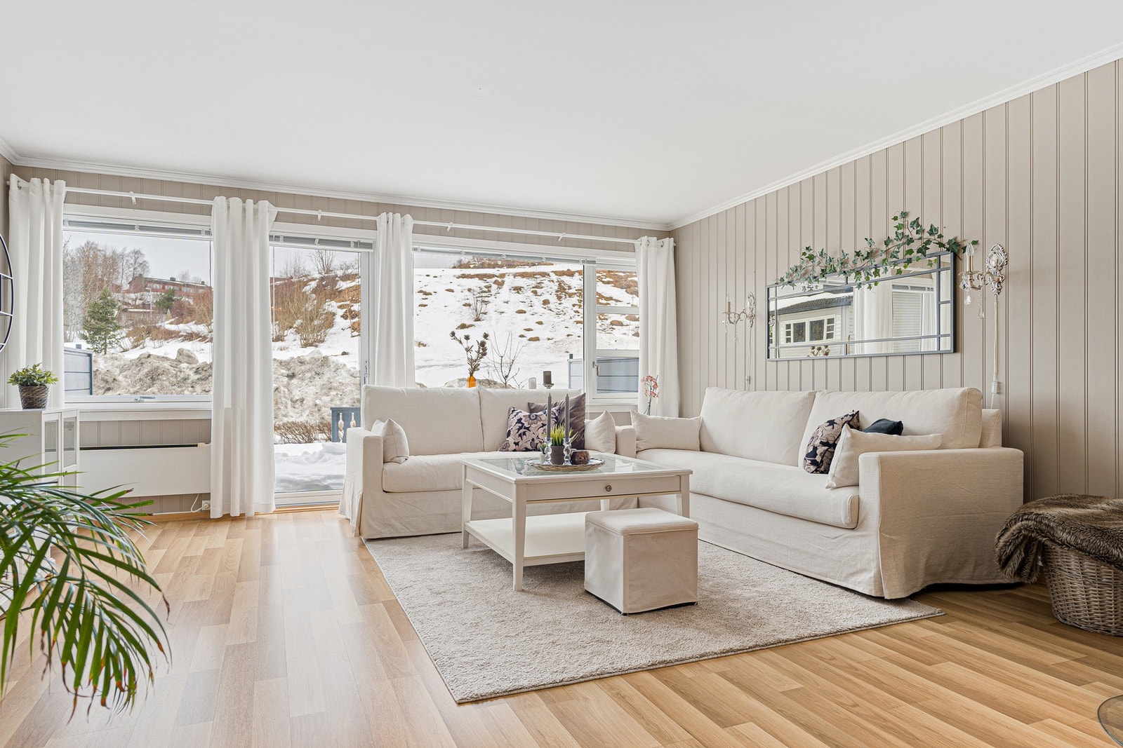 Boligen har store vindusflater som slipper inn rikelig med naturlig lys. Galleribilde