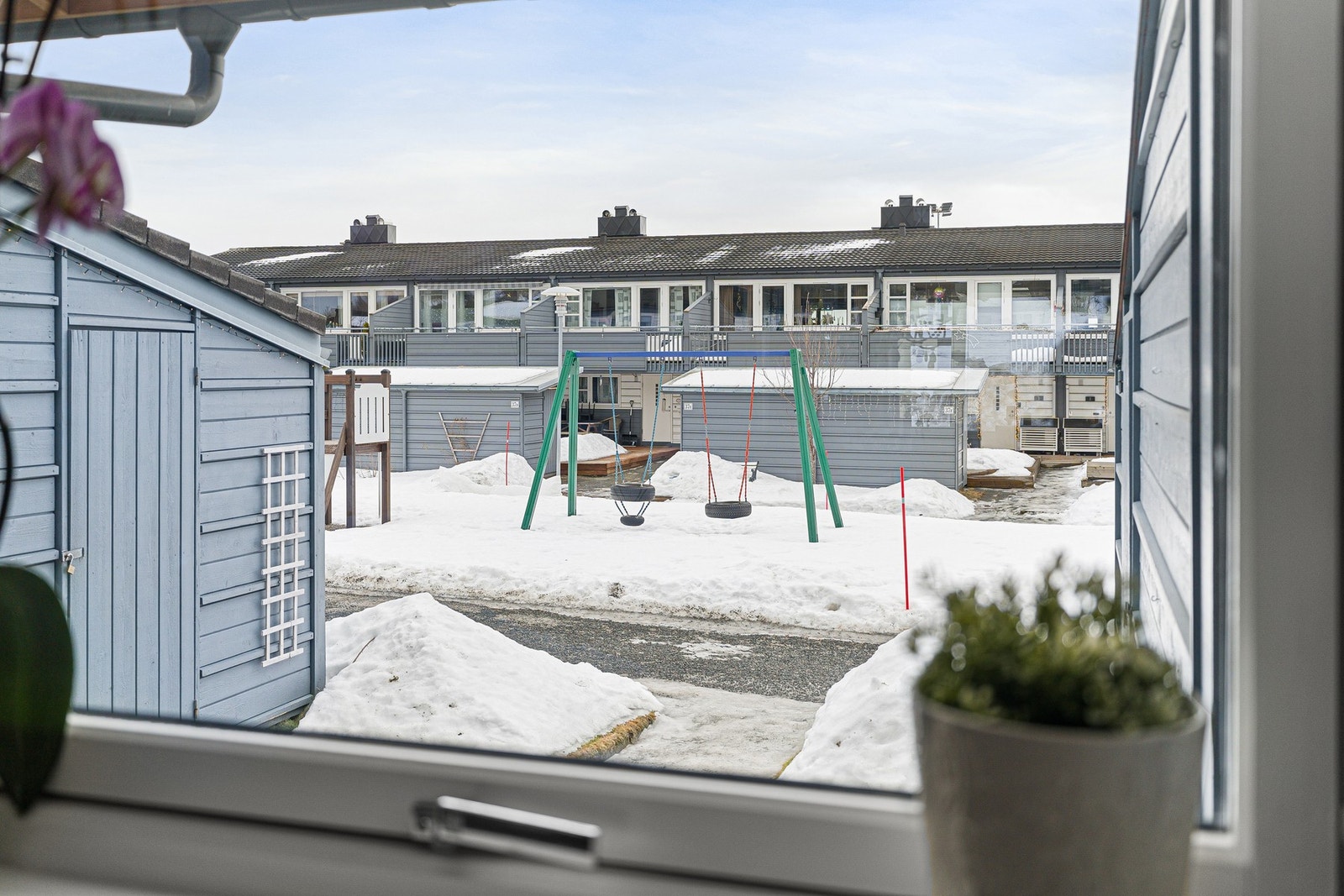 Det er pent opparbeidede lekeplasser/fellesarealer inne på tunet, samt kort vei til fotballbane, lysløype, skiløyper, idrettshall, treningssenter og svømmehall. Galleribilde