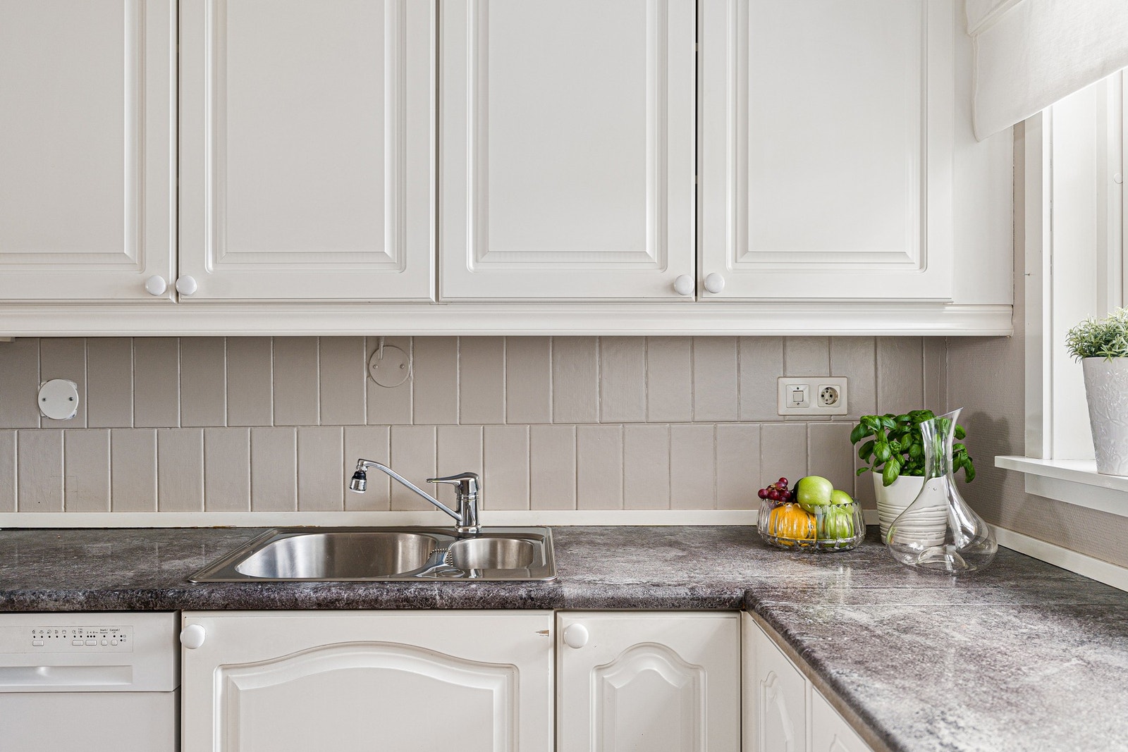 Naturlig lys over kjøkkenbenken skaper en hyggelig arbeidsflate. Galleribilde