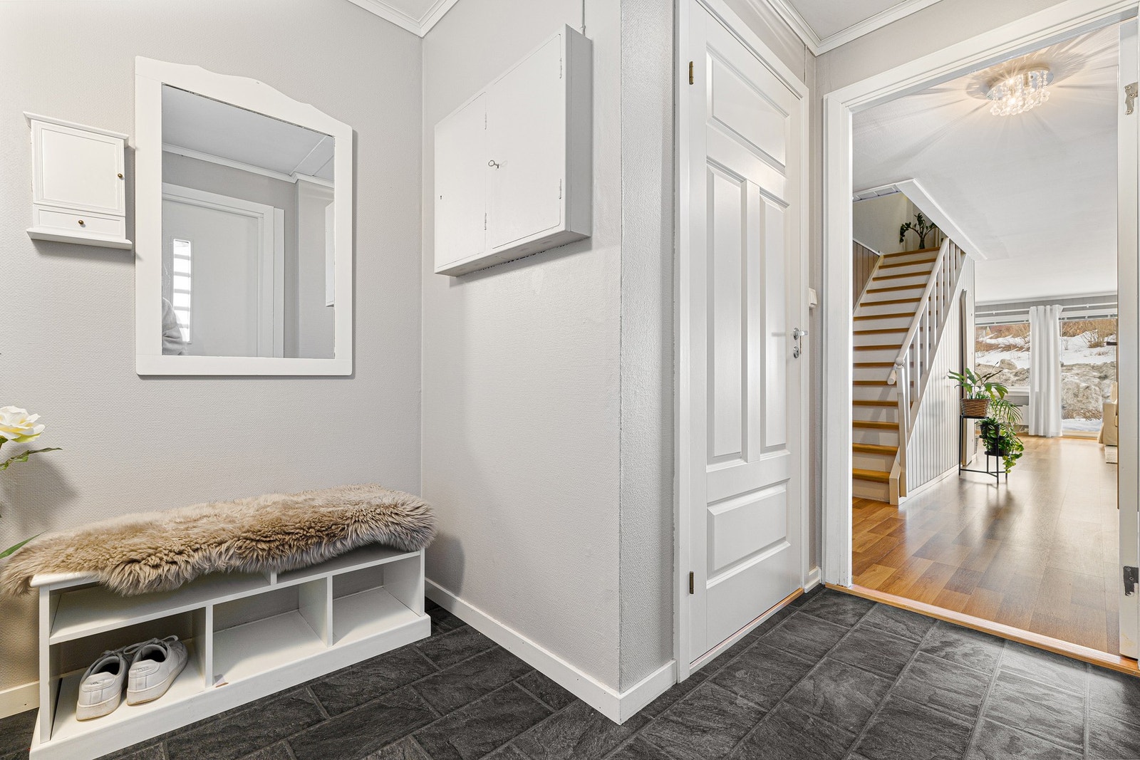 Plass til oppheng av yttertøy, samt direkte inngang til en bod på 5 m². Galleribilde