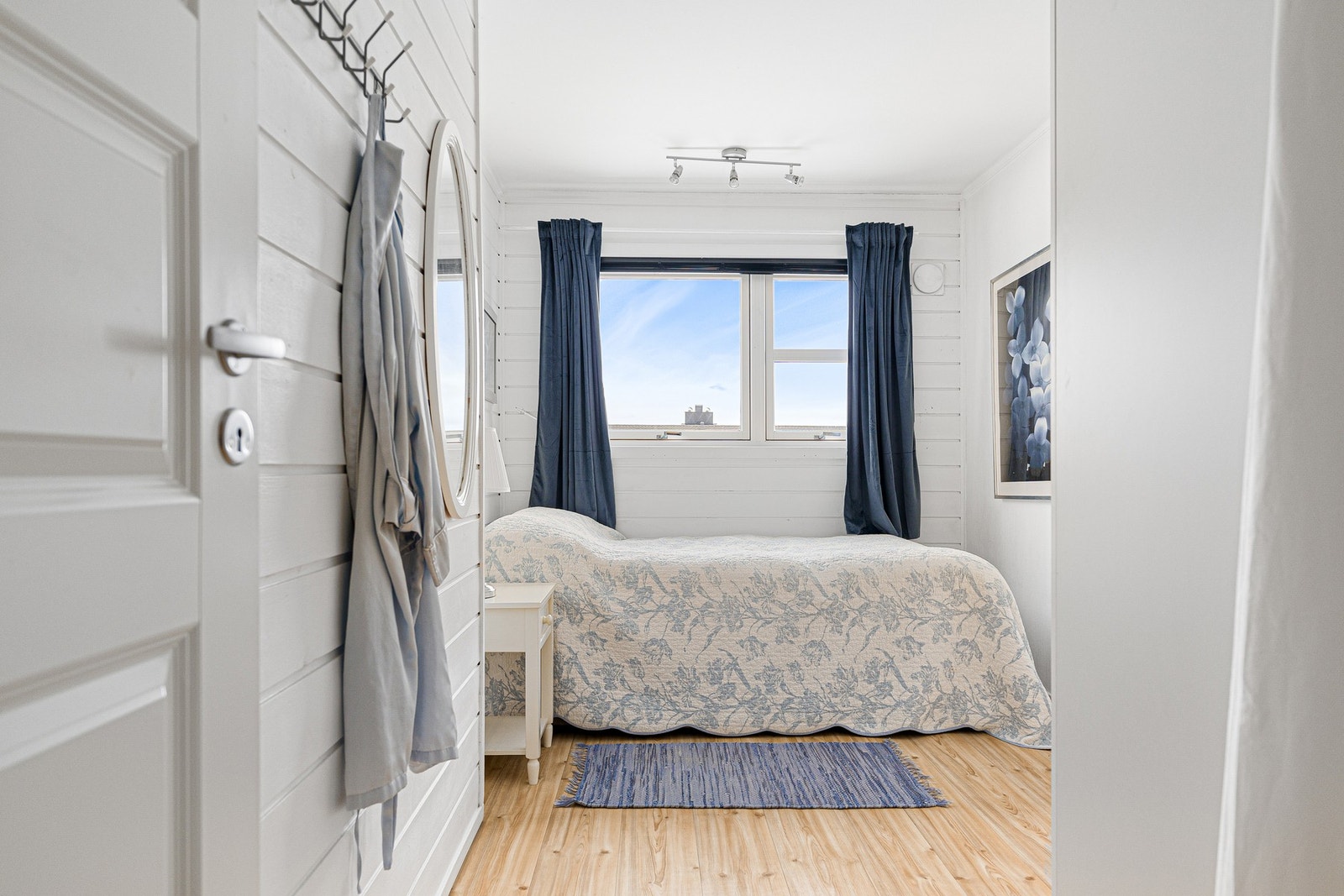 God plass til dobbeltseng, samt ulike garderobeløsninger. Galleribilde