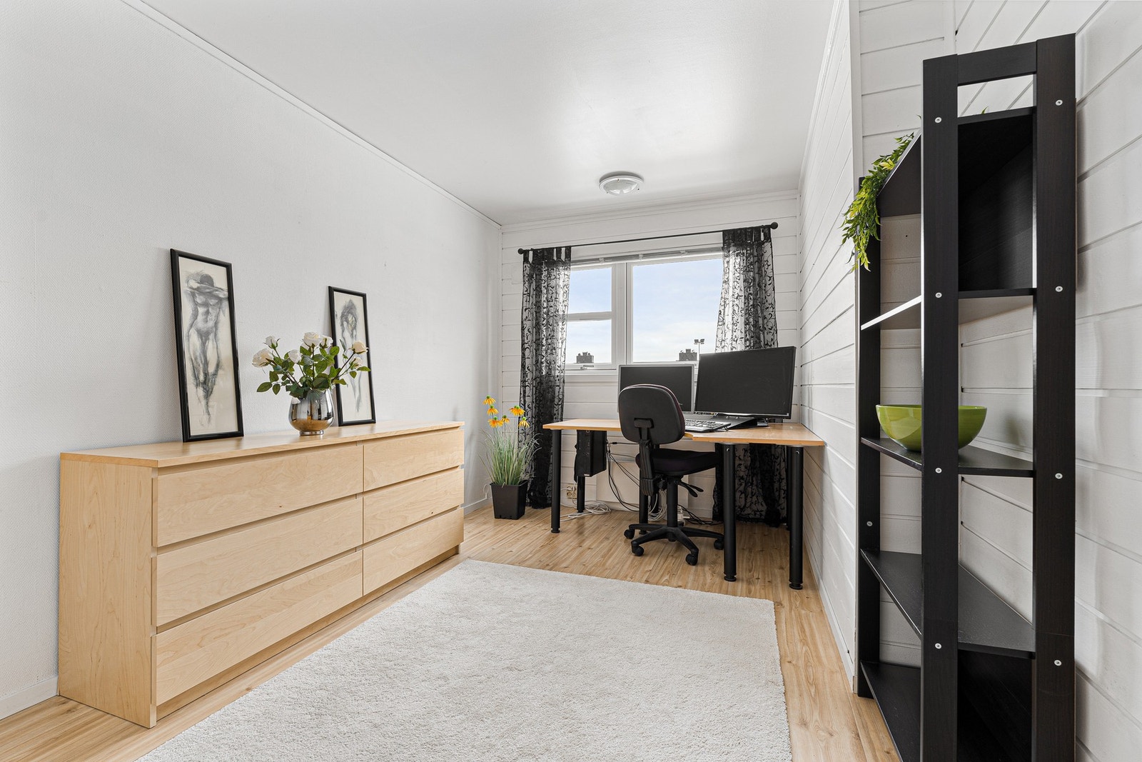 Soverom tre på 11 m², passer perfekt som kontor, barnerom eller gjesterom. Galleribilde