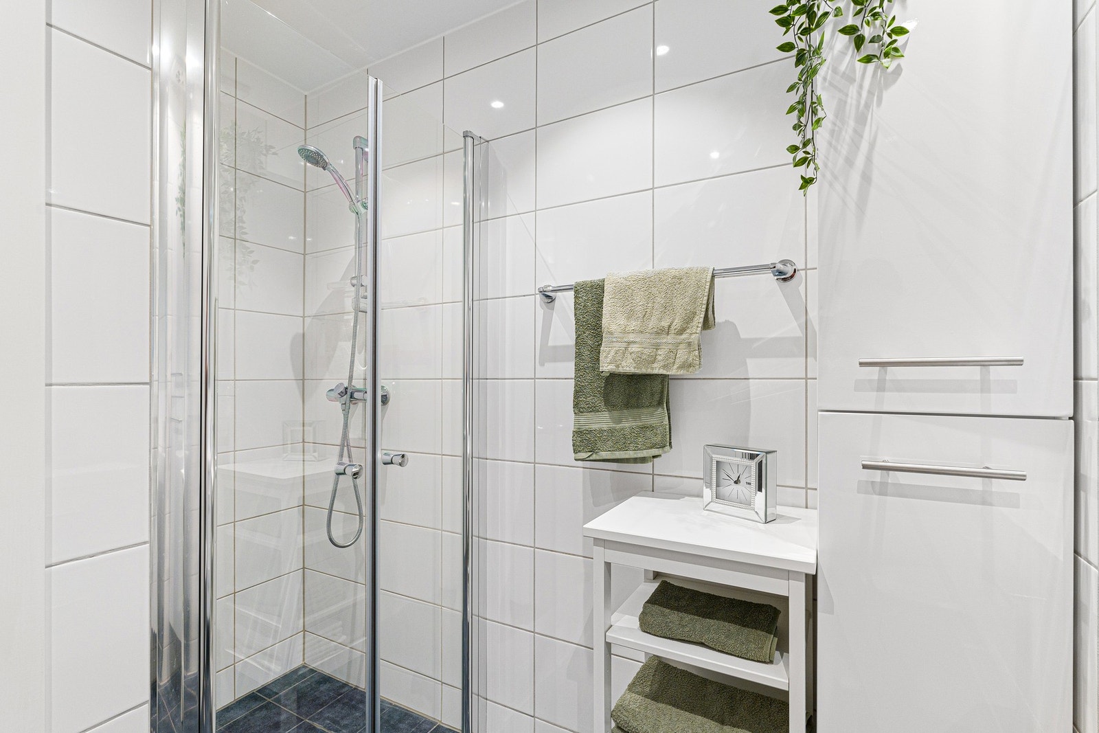 Praktisk hjørnedusj med innfellbare dusjdører gjør det enkelt å utnytte gulvplassen maksimalt. Galleribilde