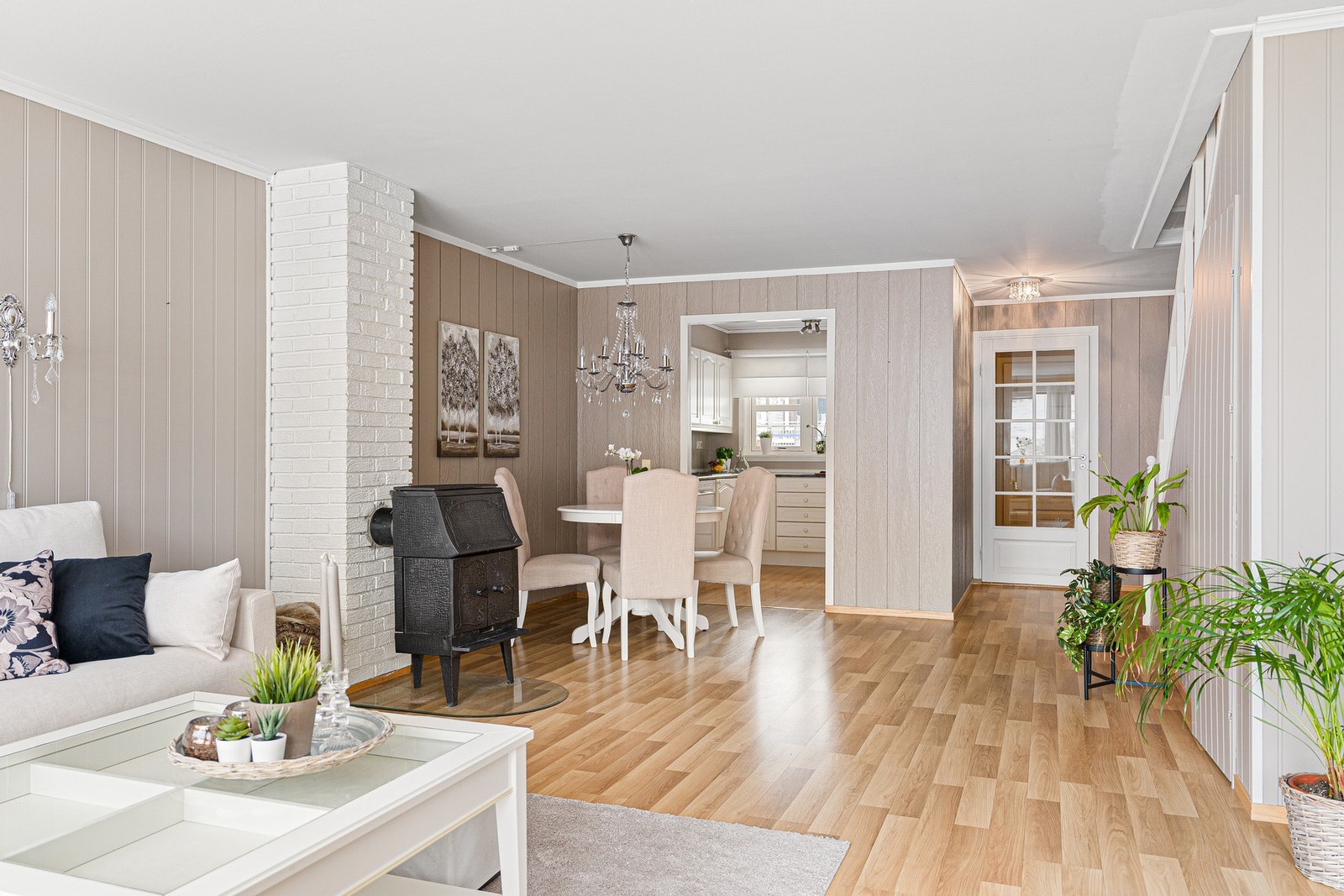 Rommet gir god plass til spisebord. Galleribilde