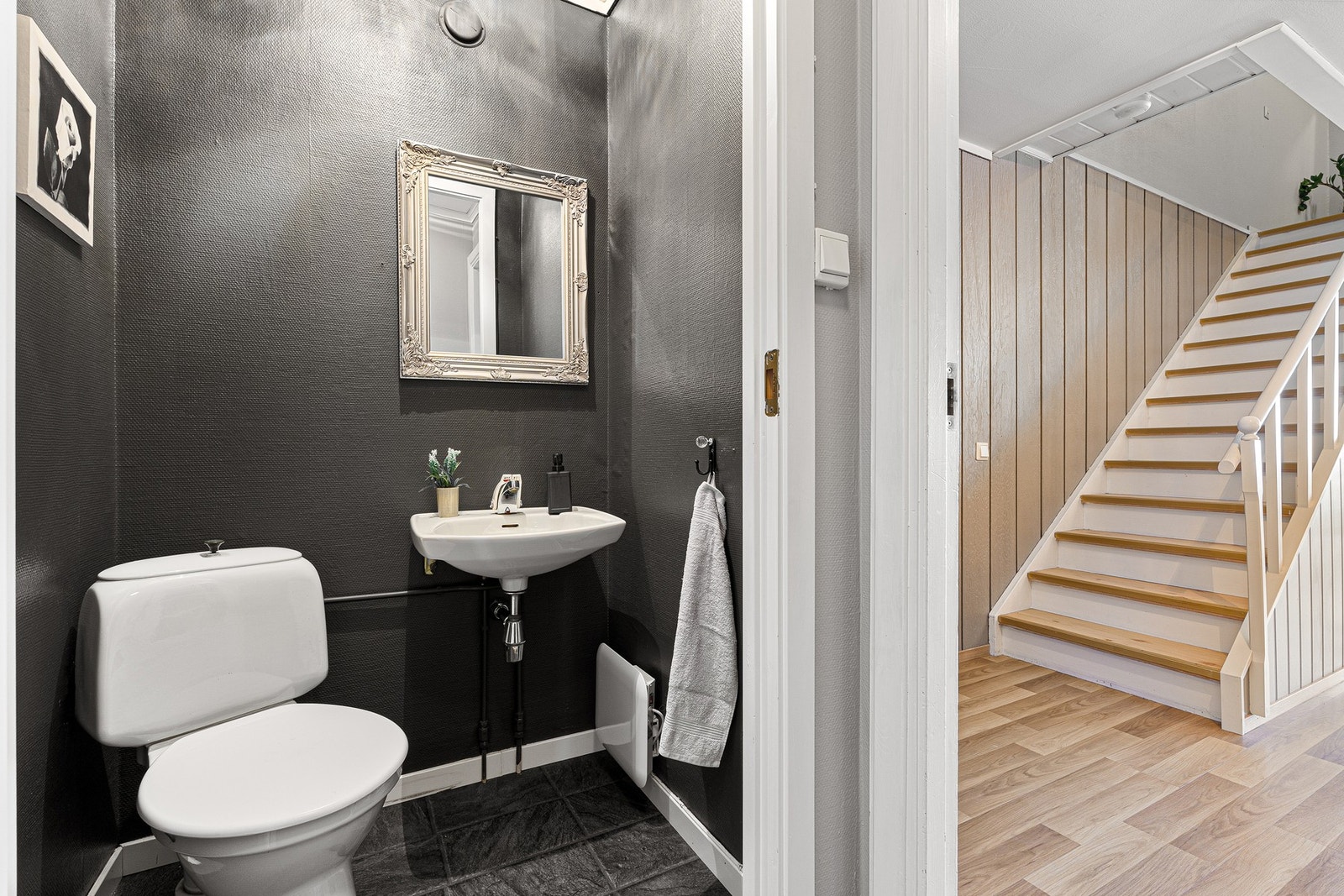 Eget toalettrom ved inngangspartiet. Galleribilde